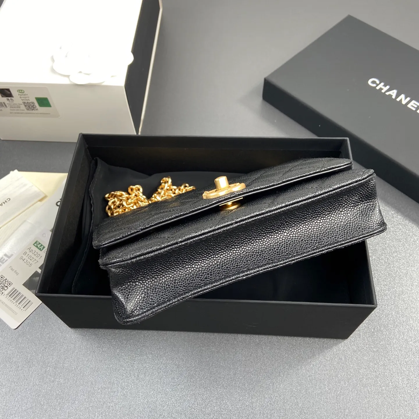 Xiaoxiang imported Italian lambskin [upgraded version] Item number: AP6402 Price: 920 Size: w20×h13×d3.5cm Color: black fine ball pattern gold hardware