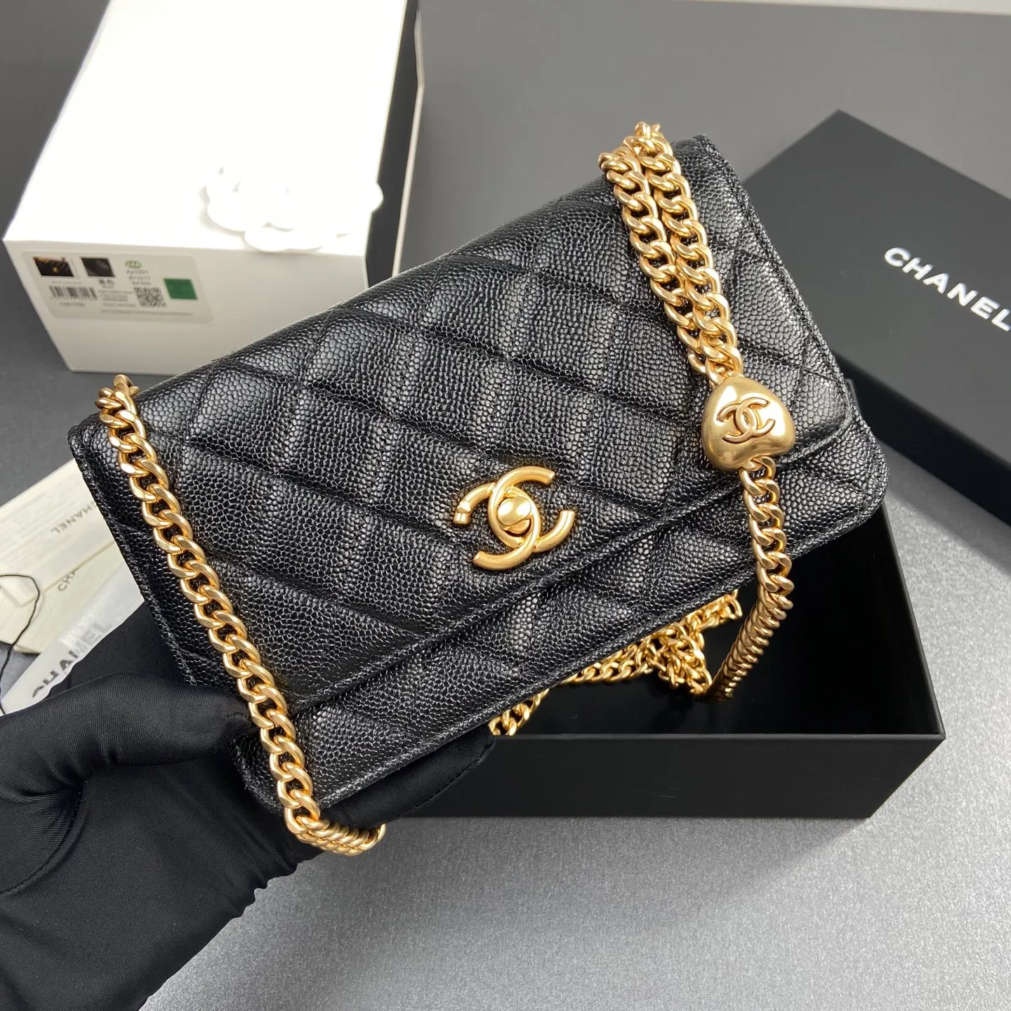 Xiaoxiang imported Italian lambskin [upgraded version] Item number: AP6402 Price: 920 Size: w20×h13×d3.5cm Color: black fine ball pattern gold hardware