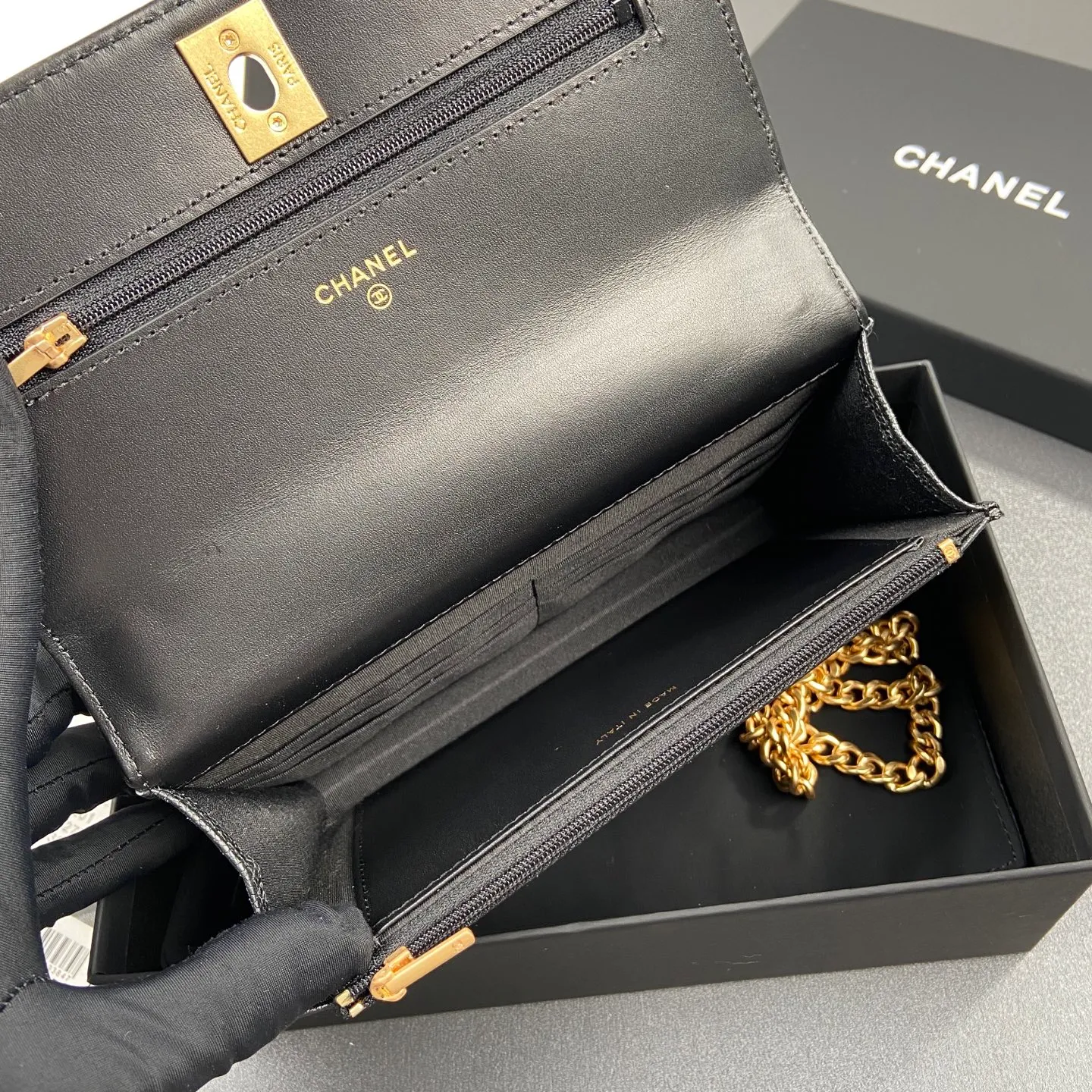 Xiaoxiang imported Italian lambskin [upgraded version] Item number: AP6402 Price: 920 Size: w20×h13×d3.5cm Color: black fine ball pattern gold hardware