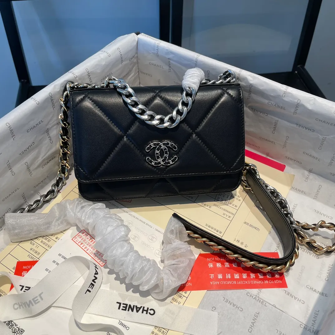 💰980😊 Upgraded version💋🆕 Ohanel new color🆕The latest small satchel bag woc fortune bag. The texture of goatskin is invincible. 😼The 19 series bags that are mainly recommended this season are big diamonds with a strong retro style👝I want to buy them in every color🧸It is also karl and viard Co-created together, the first series launched by the new artistic director will be a key recommendation of the brand from this year to next year, conveying the essence of the brand, super large diamond pattern, leather chain CC buckle, 3 different metals and multiple matching and wearing methods, which is also a key point that distinguishes this handbag from other classic styles. Different wearing methods express different fashion attitudes, play with the whole total look, and carry out fashionable style and style, with a full set of packaging 0957🍃size：19*12.5cm