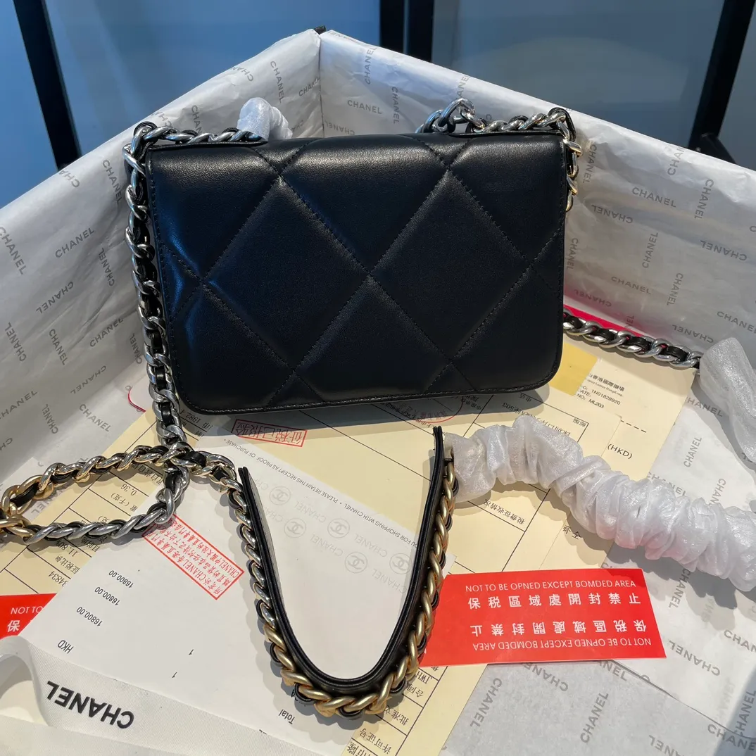 💰980😊 Upgraded version💋🆕 Ohanel new color🆕The latest small satchel bag woc fortune bag. The texture of goatskin is invincible. 😼The 19 series bags that are mainly recommended this season are big diamonds with a strong retro style👝I want to buy them in every color🧸It is also karl and viard Co-created together, the first series launched by the new artistic director will be a key recommendation of the brand from this year to next year, conveying the essence of the brand, super large diamond pattern, leather chain CC buckle, 3 different metals and multiple matching and wearing methods, which is also a key point that distinguishes this handbag from other classic styles. Different wearing methods express different fashion attitudes, play with the whole total look, and carry out fashionable style and style, with a full set of packaging 0957🍃size：19*12.5cm
