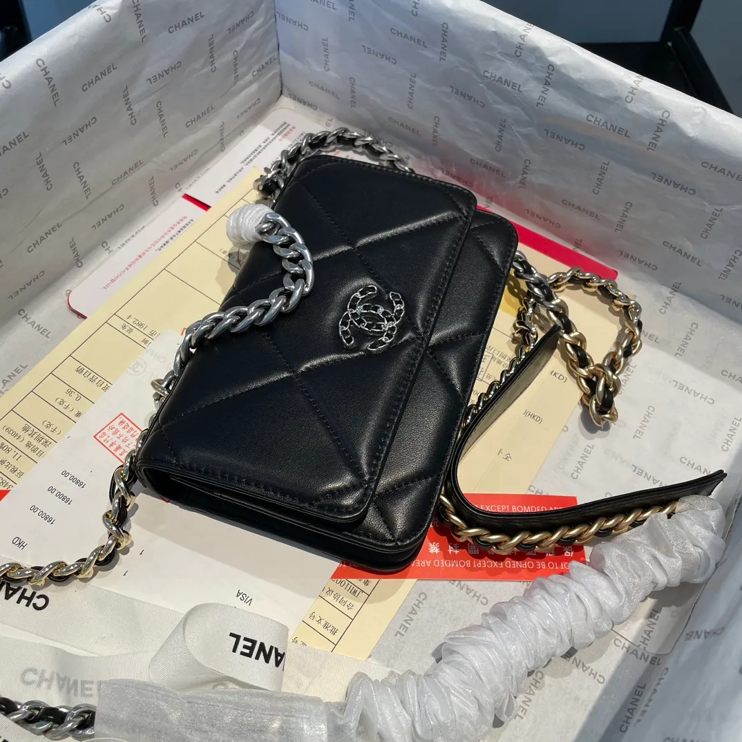 💰980😊 Upgraded version💋🆕 Ohanel new color🆕The latest small satchel bag woc fortune bag. The texture of goatskin is invincible. 😼The 19 series bags that are mainly recommended this season are big diamonds with a strong retro style👝I want to buy them in every color🧸It is also karl and viard Co-created together, the first series launched by the new artistic director will be a key recommendation of the brand from this year to next year, conveying the essence of the brand, super large diamond pattern, leather chain CC buckle, 3 different metals and multiple matching and wearing methods, which is also a key point that distinguishes this handbag from other classic styles. Different wearing methods express different fashion attitudes, play with the whole total look, and carry out fashionable style and style, with a full set of packaging 0957🍃size：19*12.5cm