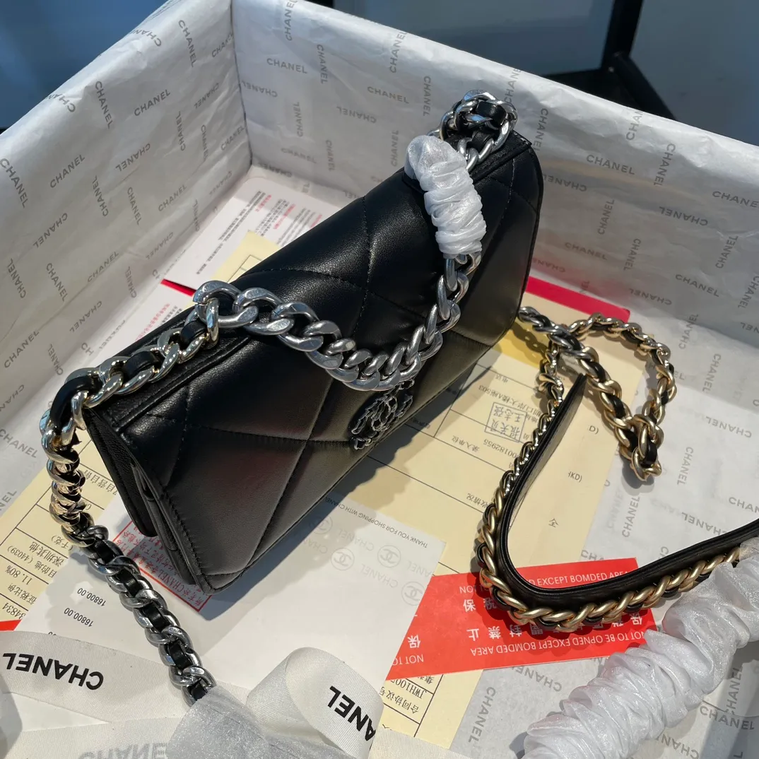 💰980😊 Upgraded version💋🆕 Ohanel new color🆕The latest small satchel bag woc fortune bag. The texture of goatskin is invincible. 😼The 19 series bags that are mainly recommended this season are big diamonds with a strong retro style👝I want to buy them in every color🧸It is also karl and viard Co-created together, the first series launched by the new artistic director will be a key recommendation of the brand from this year to next year, conveying the essence of the brand, super large diamond pattern, leather chain CC buckle, 3 different metals and multiple matching and wearing methods, which is also a key point that distinguishes this handbag from other classic styles. Different wearing methods express different fashion attitudes, play with the whole total look, and carry out fashionable style and style, with a full set of packaging 0957🍃size：19*12.5cm