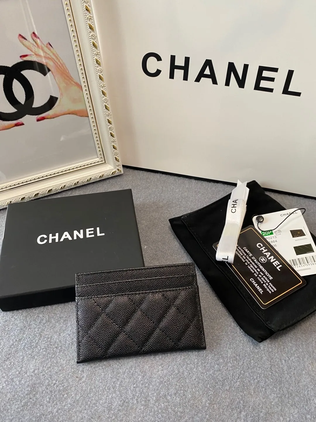 💰260😊Upgraded version💋2020 autumn and winter new style🆕 The latest thin card holder 💞12 colors, made of lychee fine ball-grained cowhide, with a larger logo than the previous classic model, with half leather and half gold chain design, exquisite and special 😉 This season’s main series, every color is what you want to buy 🧸The logo is eye-catching, unique and western, and the temperament is instantly uplifting up❣Fashionable style and style are also co-created by Karl and Viard. The first series launched by the new art director will be a key recommendation of the brand from this year to next year, conveying the essence of the brand 1831🍃size: 7.5*11cm