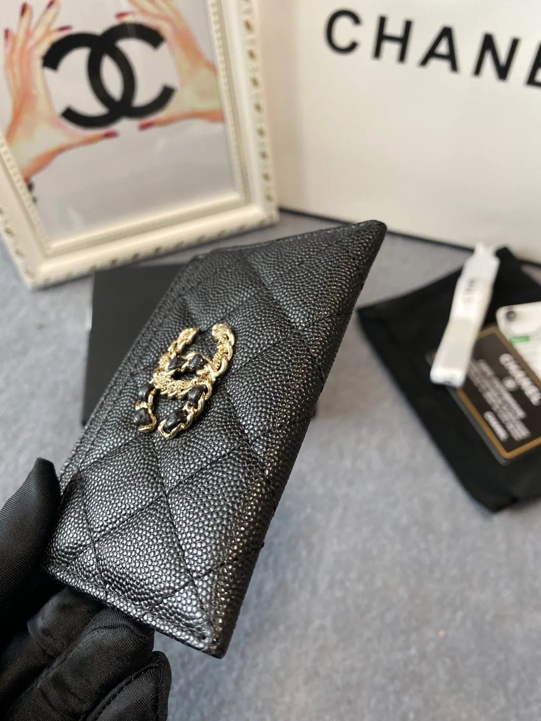 💰260😊Upgraded version💋2020 autumn and winter new style🆕 The latest thin card holder 💞12 colors, made of lychee fine ball-grained cowhide, with a larger logo than the previous classic model, with half leather and half gold chain design, exquisite and special 😉 This season’s main series, every color is what you want to buy 🧸The logo is eye-catching, unique and western, and the temperament is instantly uplifting up❣Fashionable style and style are also co-created by Karl and Viard. The first series launched by the new art director will be a key recommendation of the brand from this year to next year, conveying the essence of the brand 1831🍃size: 7.5*11cm