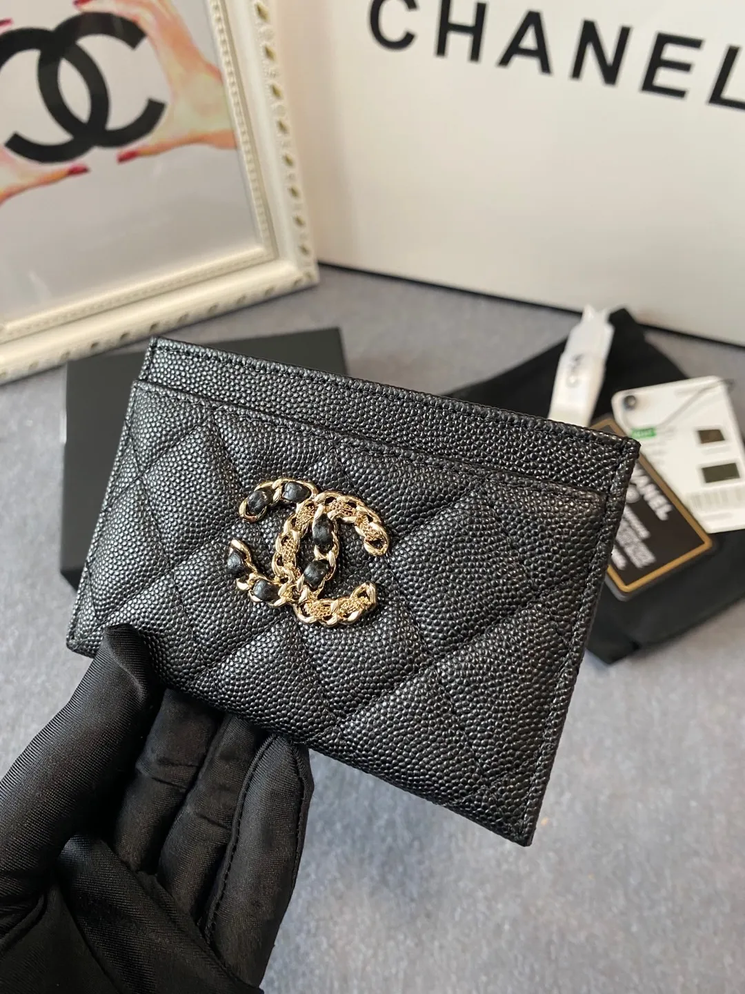 💰260😊Upgraded version💋2020 autumn and winter new style🆕 The latest thin card holder 💞12 colors, made of lychee fine ball-grained cowhide, with a larger logo than the previous classic model, with half leather and half gold chain design, exquisite and special 😉 This season’s main series, every color is what you want to buy 🧸The logo is eye-catching, unique and western, and the temperament is instantly uplifting up❣Fashionable style and style are also co-created by Karl and Viard. The first series launched by the new art director will be a key recommendation of the brand from this year to next year, conveying the essence of the brand 1831🍃size: 7.5*11cm