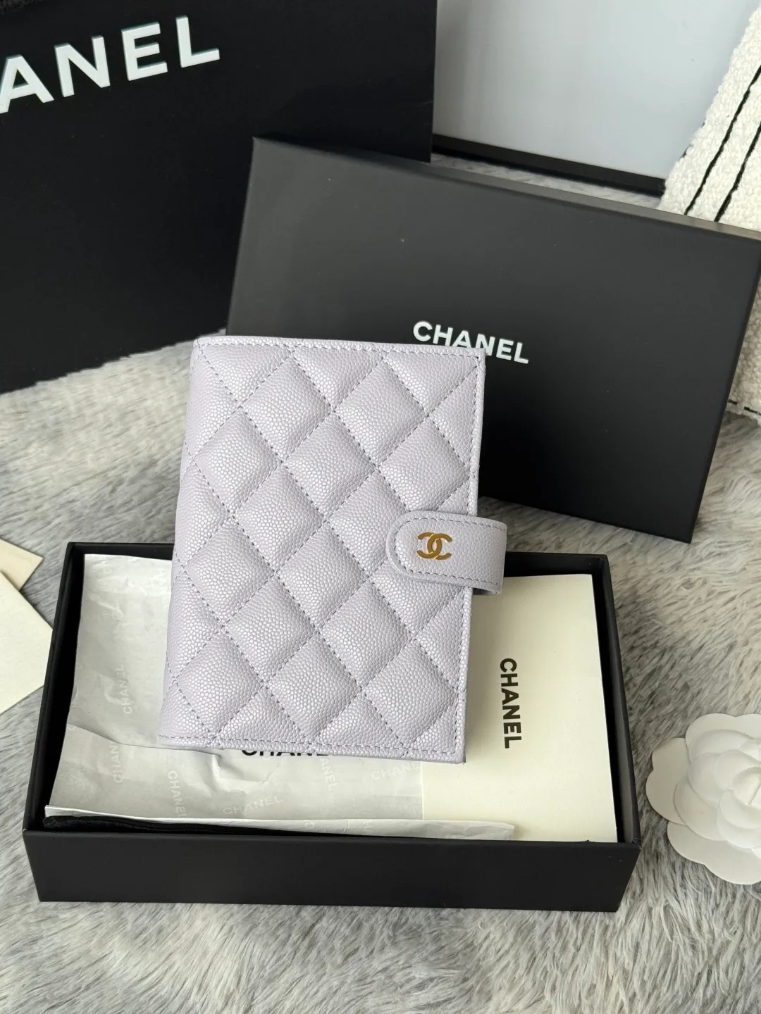 💰440💰4050 New product launched Passport wallet 2-in-1 passport holder that can hold cash, credit card and passport. CHANEL multifunctional passport holder, original quality, imported caviar, cowhide, color as shown in the picture, exclusive real shot, this design may also enter the classic series in the future. Style number: AP6392 Size: 15*10*3cm.
