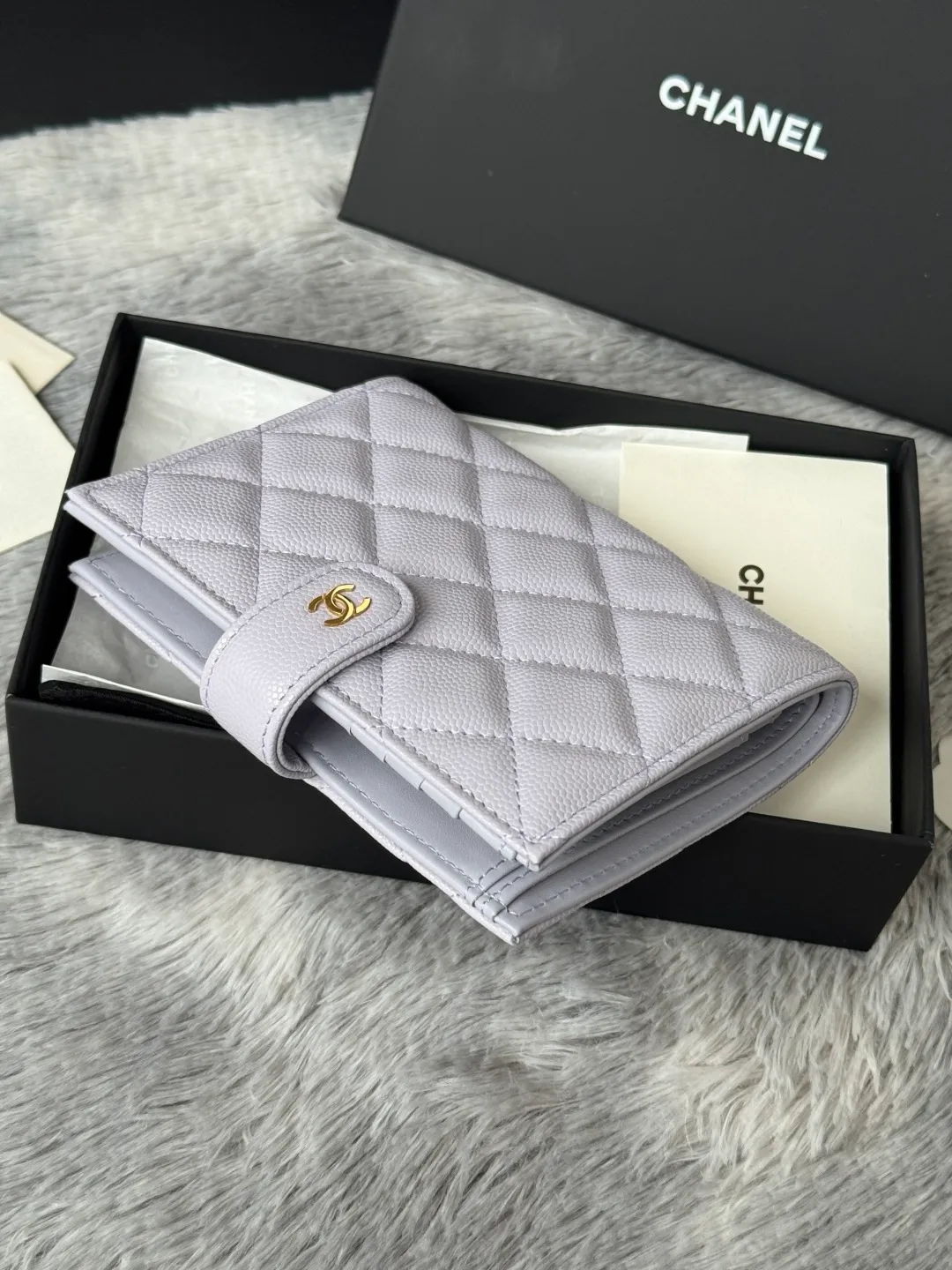 💰440💰4050 New product launched Passport wallet 2-in-1 passport holder that can hold cash, credit card and passport. CHANEL multifunctional passport holder, original quality, imported caviar, cowhide, color as shown in the picture, exclusive real shot, this design may also enter the classic series in the future. Style number: AP6392 Size: 15*10*3cm.
