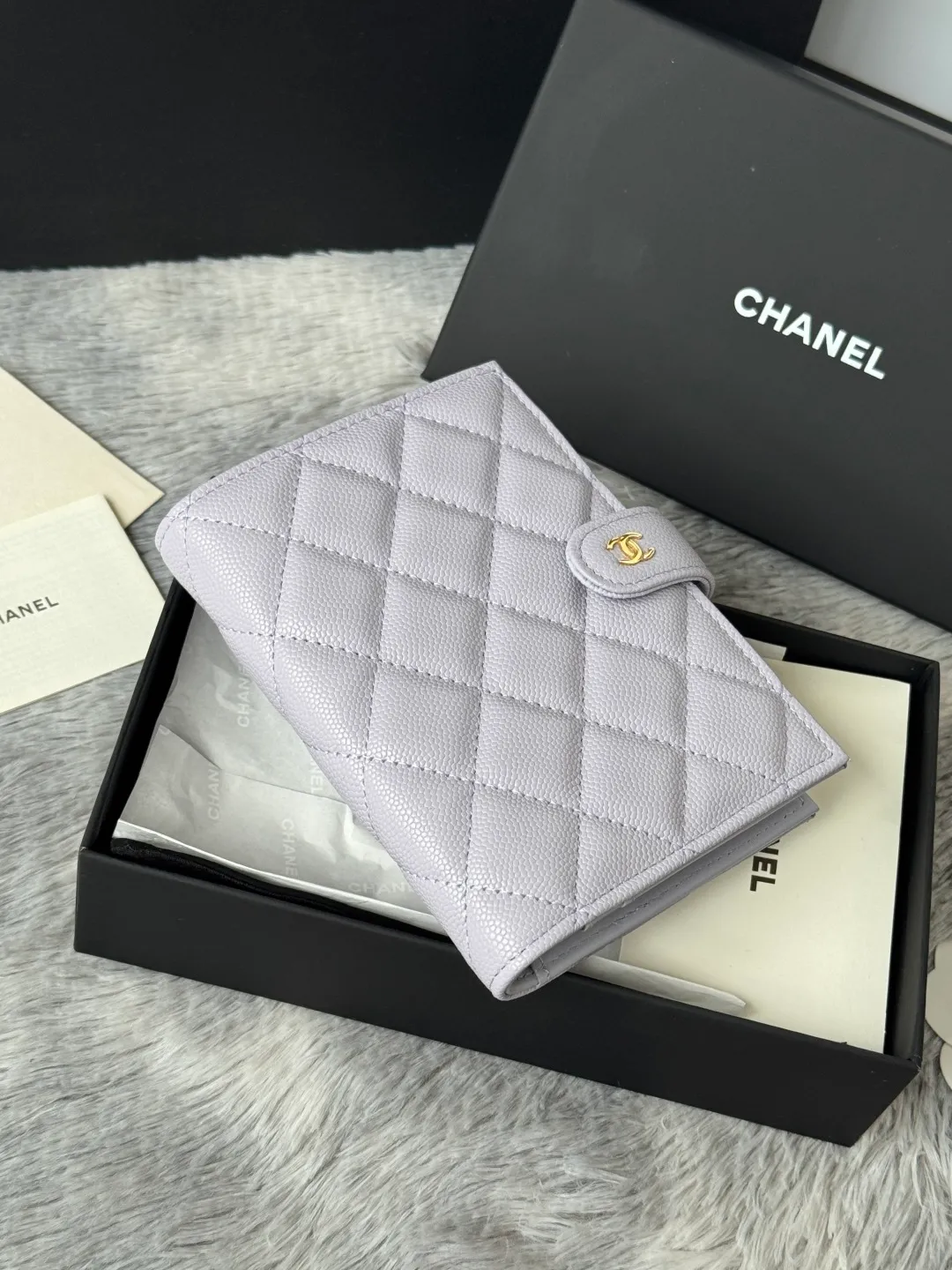 💰440💰4050 New product launched Passport wallet 2-in-1 passport holder that can hold cash, credit card and passport. CHANEL multifunctional passport holder, original quality, imported caviar, cowhide, color as shown in the picture, exclusive real shot, this design may also enter the classic series in the future. Style number: AP6392 Size: 15*10*3cm.