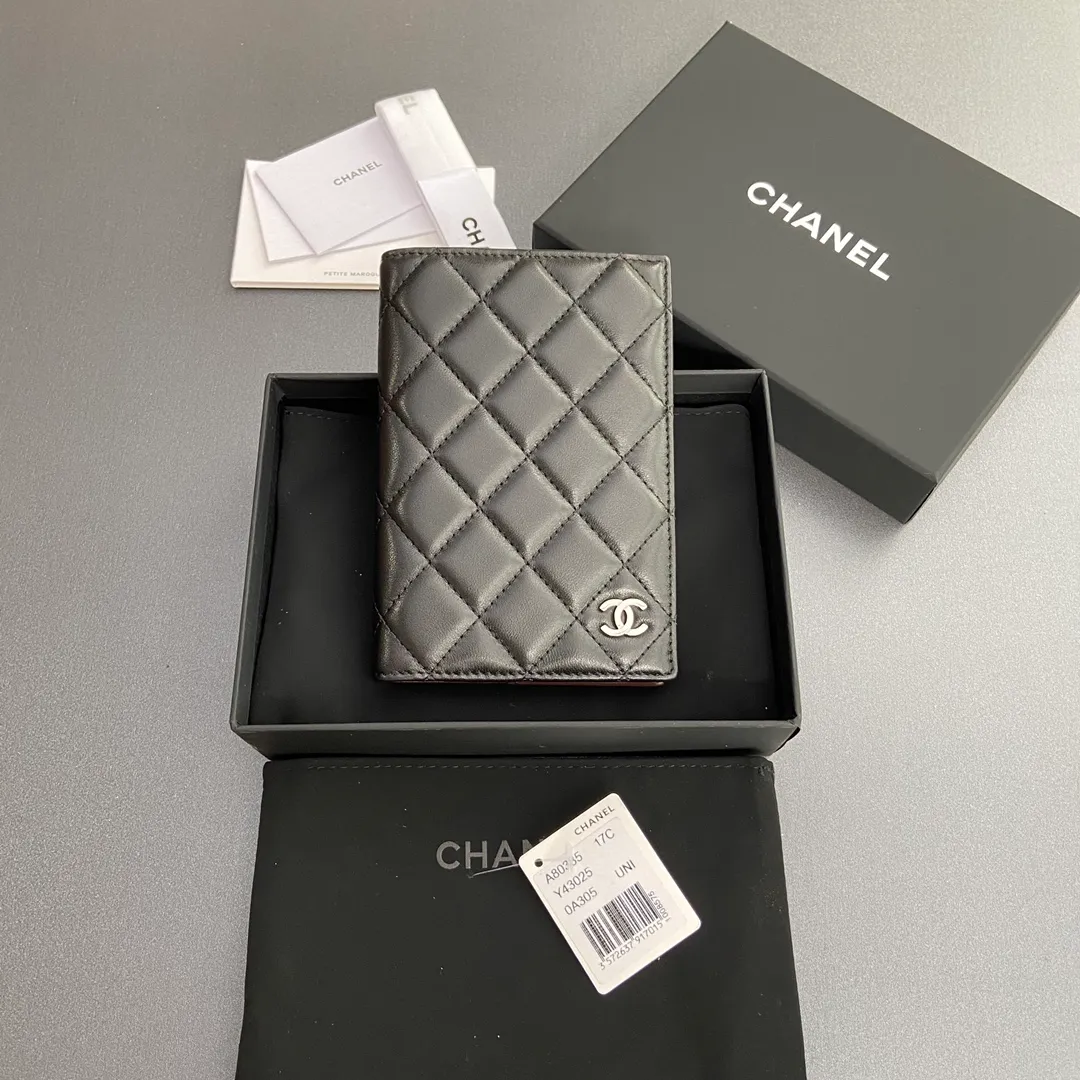[Special grade hardware original leather] ¥300 Xiaoxiang passport holder series Quilted card holder with iconic metal logo Silver tone metal hardware, special Italian imported leather 4 card slots, 1 passport holder Number: 80385 Size: w10×h15×d2cm