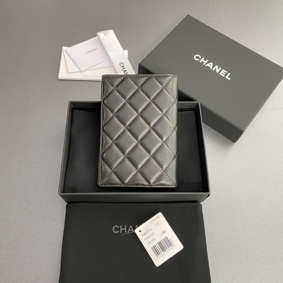 [Special grade hardware original leather] ¥300 Xiaoxiang passport holder series Quilted card holder with iconic metal logo Silver tone metal hardware, special Italian imported leather 4 card slots, 1 passport holder Number: 80385 Size: w10×h15×d2cm