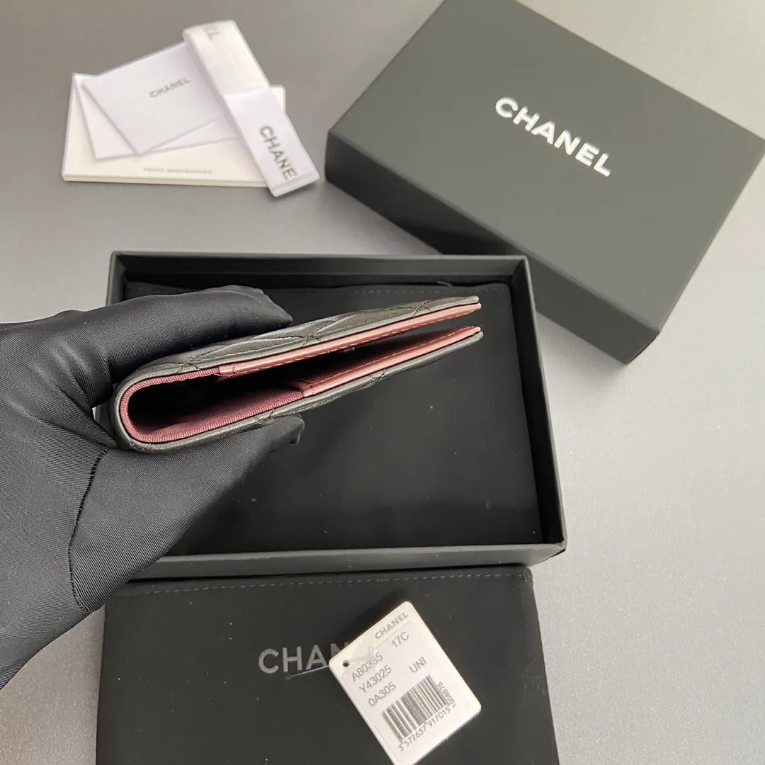[Special grade hardware original leather] ¥300 Xiaoxiang passport holder series Quilted card holder with iconic metal logo Silver tone metal hardware, special Italian imported leather 4 card slots, 1 passport holder Number: 80385 Size: w10×h15×d2cm