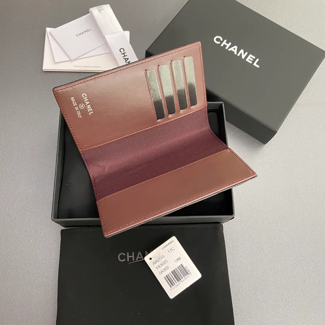 [Special grade hardware original leather] ¥300 Xiaoxiang passport holder series Quilted card holder with iconic metal logo Silver tone metal hardware, special Italian imported leather 4 card slots, 1 passport holder Number: 80385 Size: w10×h15×d2cm