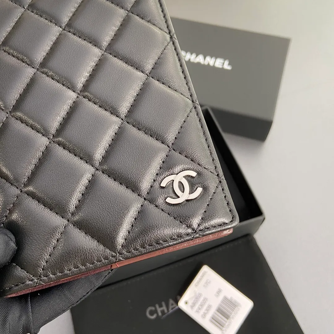 [Special grade hardware original leather] ¥300 Xiaoxiang passport holder series Quilted card holder with iconic metal logo Silver tone metal hardware, special Italian imported leather 4 card slots, 1 passport holder Number: 80385 Size: w10×h15×d2cm