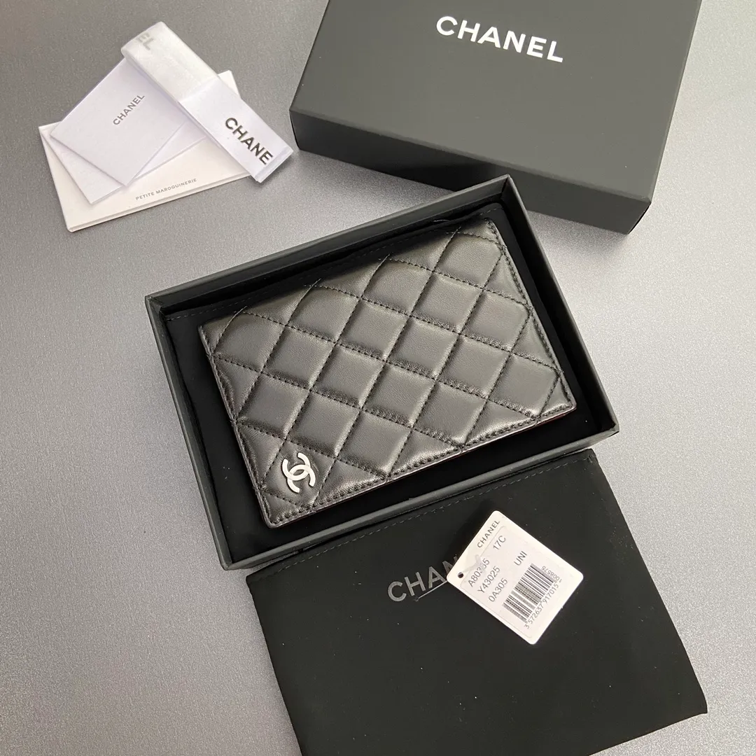 [Special grade hardware original leather] ¥300 Xiaoxiang passport holder series Quilted card holder with iconic metal logo Silver tone metal hardware, special Italian imported leather 4 card slots, 1 passport holder Number: 80385 Size: w10×h15×d2cm