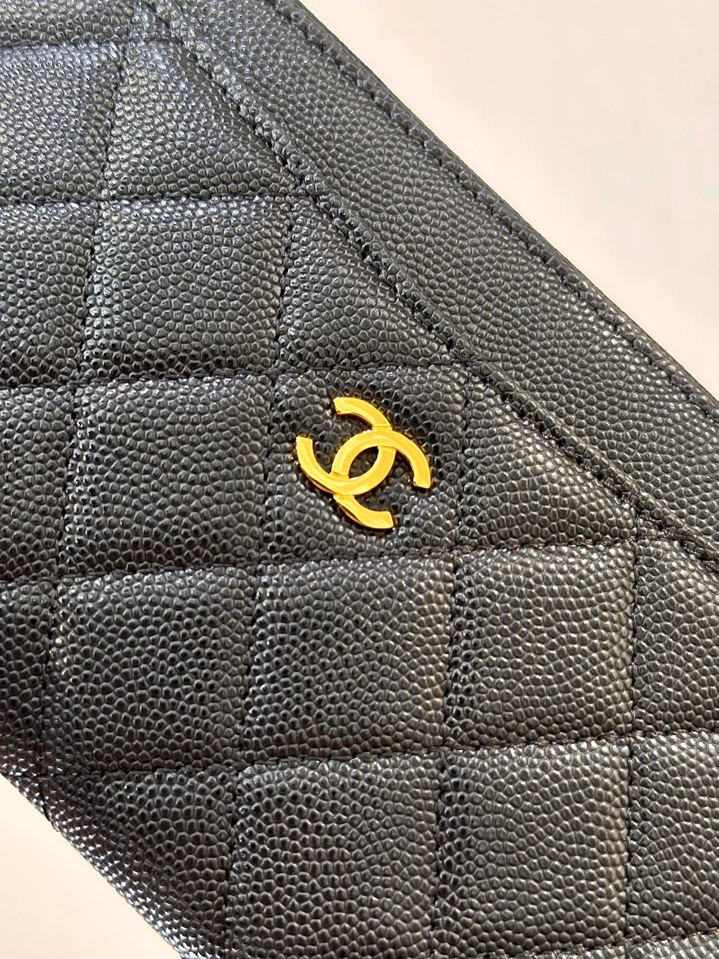 84107 Black Taurus! 380💰 The texture of sheepskin and caviar cowhide is definitely worth buying! This model has a retro and classic design, and a pure Chanel feel~ It has become the favorite of many female friends who like Chanel! !