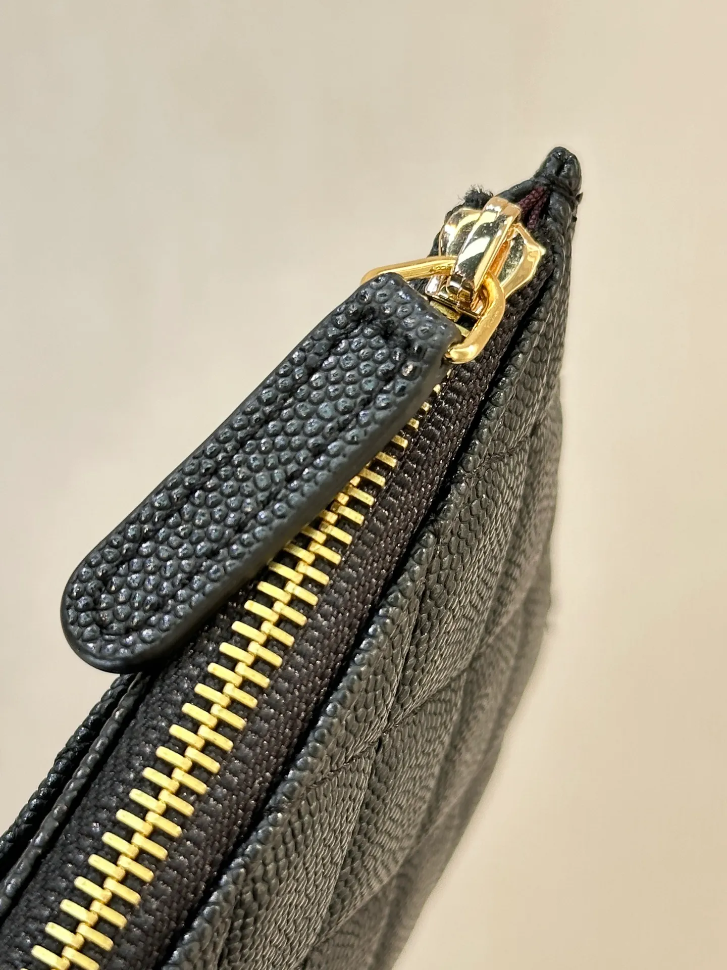 84107 Black Taurus! 380💰 The texture of sheepskin and caviar cowhide is definitely worth buying! This model has a retro and classic design, and a pure Chanel feel~ It has become the favorite of many female friends who like Chanel! !