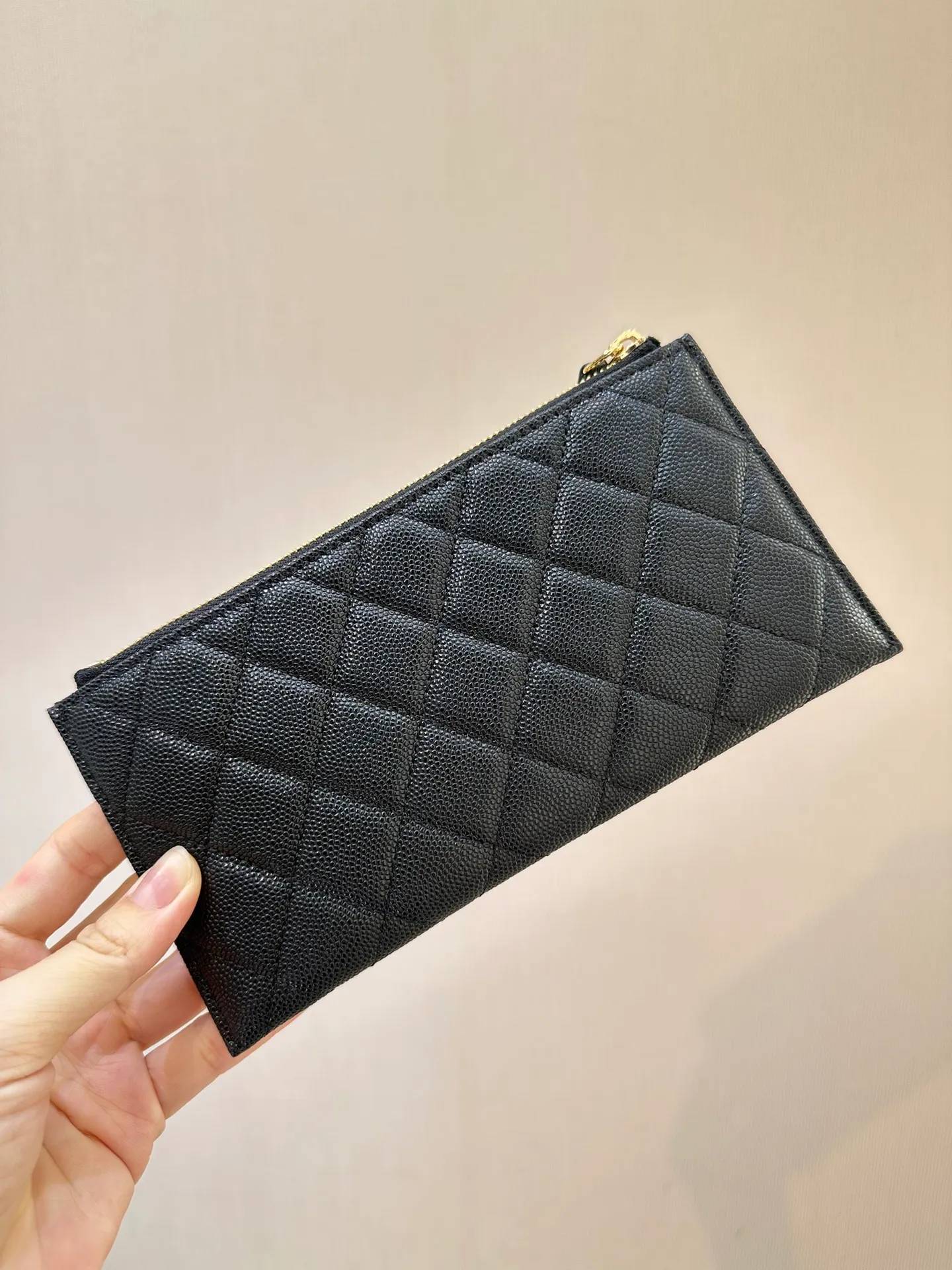 84107 Black Taurus! 380💰 The texture of sheepskin and caviar cowhide is definitely worth buying! This model has a retro and classic design, and a pure Chanel feel~ It has become the favorite of many female friends who like Chanel! !
