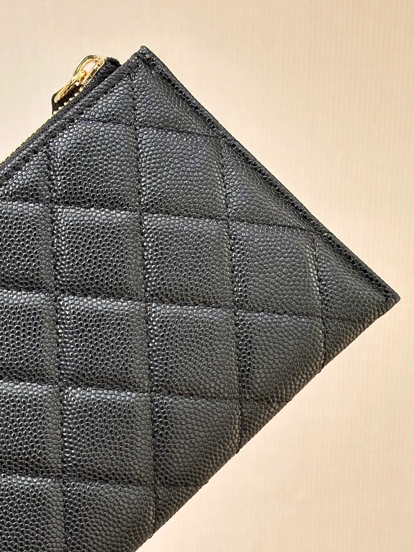 84107 Black Taurus! 380💰 The texture of sheepskin and caviar cowhide is definitely worth buying! This model has a retro and classic design, and a pure Chanel feel~ It has become the favorite of many female friends who like Chanel! !
