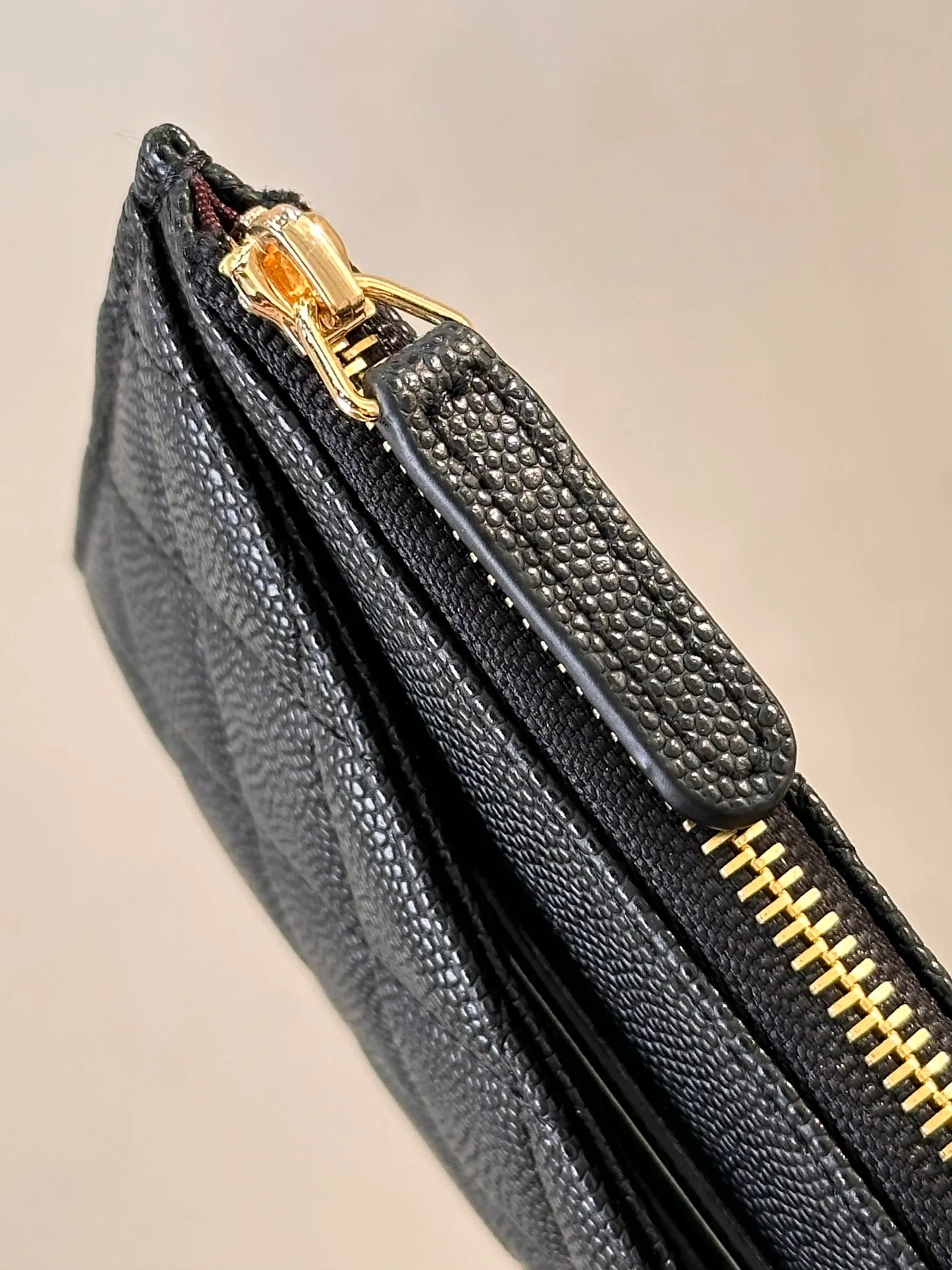 84107 Black Taurus! 380💰 The texture of sheepskin and caviar cowhide is definitely worth buying! This model has a retro and classic design, and a pure Chanel feel~ It has become the favorite of many female friends who like Chanel! !