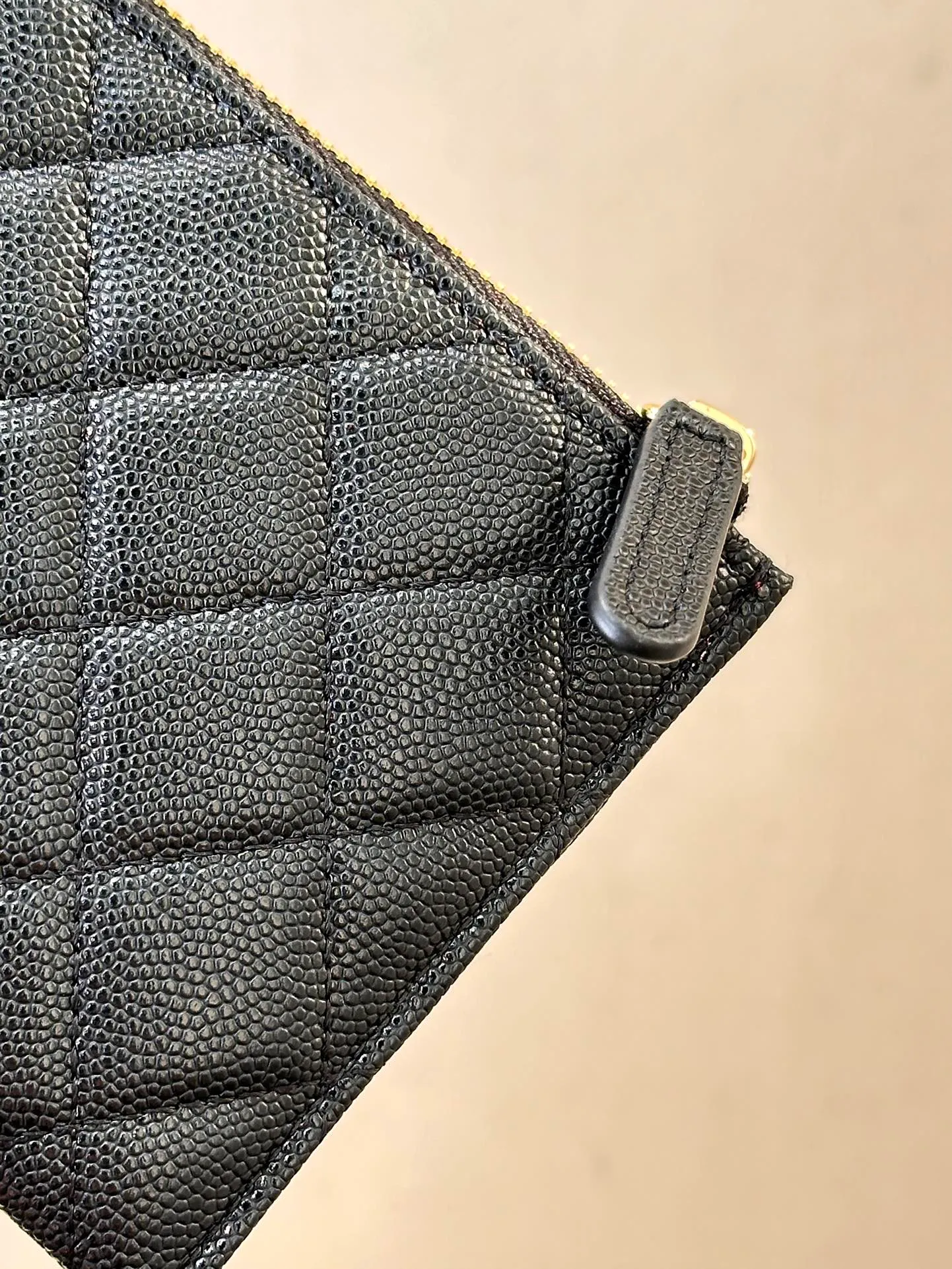 84107 Black Taurus! 380💰 The texture of sheepskin and caviar cowhide is definitely worth buying! This model has a retro and classic design, and a pure Chanel feel~ It has become the favorite of many female friends who like Chanel! !