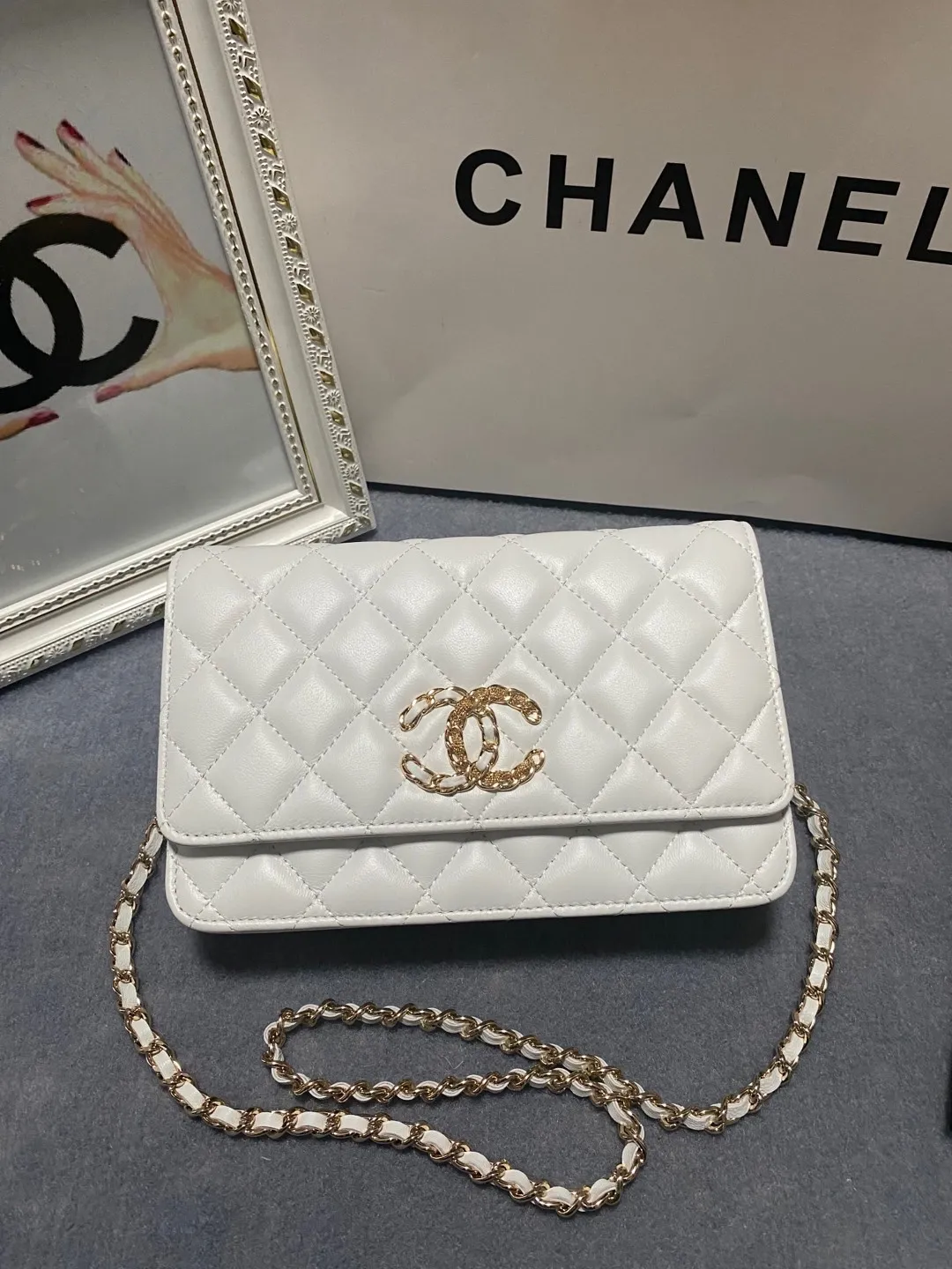 The hot model Chane AP3588 2020 new sheepskin woc, I love it so much! At first glance, you can tell that the logo is larger than the classic model. Half of it is made of leather and half of it is made of gold chain. It is very delicate. Don’t worry about the capacity. It can fit everything. Size 19cm💰800