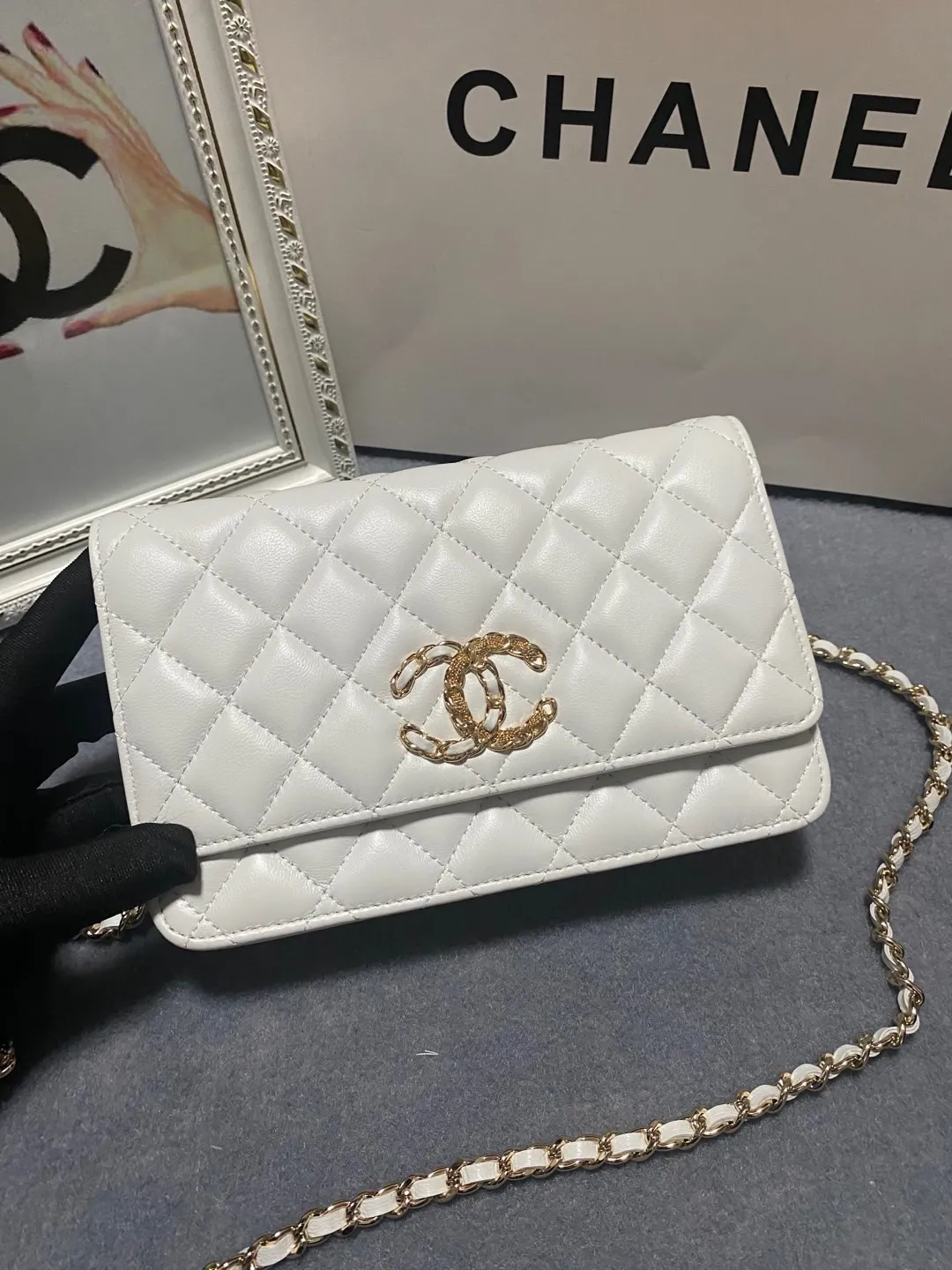 The hot model Chane AP3588 2020 new sheepskin woc, I love it so much! At first glance, you can tell that the logo is larger than the classic model. Half of it is made of leather and half of it is made of gold chain. It is very delicate. Don’t worry about the capacity. It can fit everything. Size 19cm💰800