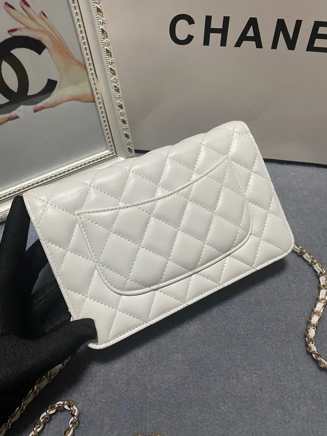 The hot model Chane AP3588 2020 new sheepskin woc, I love it so much! At first glance, you can tell that the logo is larger than the classic model. Half of it is made of leather and half of it is made of gold chain. It is very delicate. Don’t worry about the capacity. It can fit everything. Size 19cm💰800