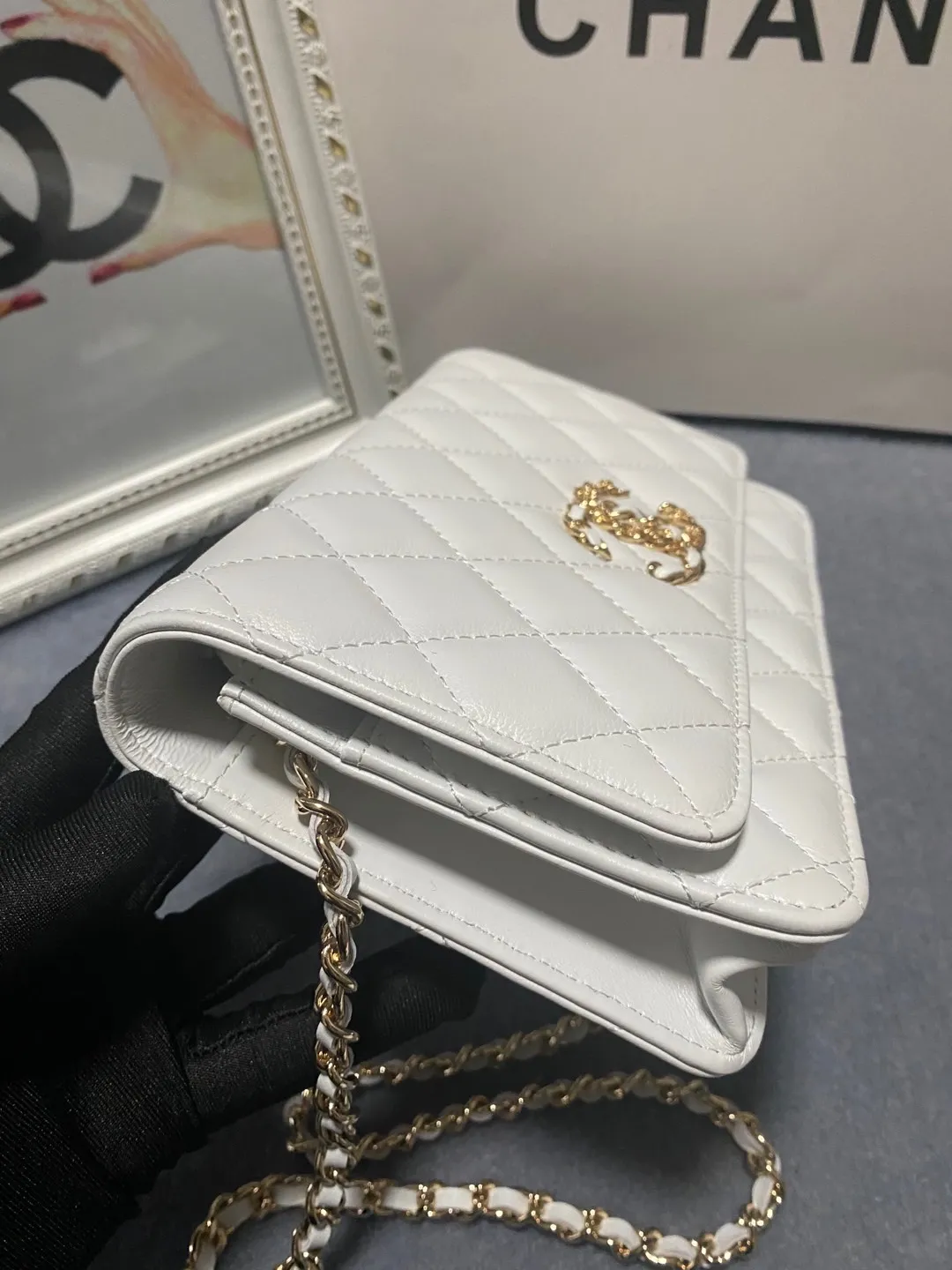 The hot model Chane AP3588 2020 new sheepskin woc, I love it so much! At first glance, you can tell that the logo is larger than the classic model. Half of it is made of leather and half of it is made of gold chain. It is very delicate. Don’t worry about the capacity. It can fit everything. Size 19cm💰800