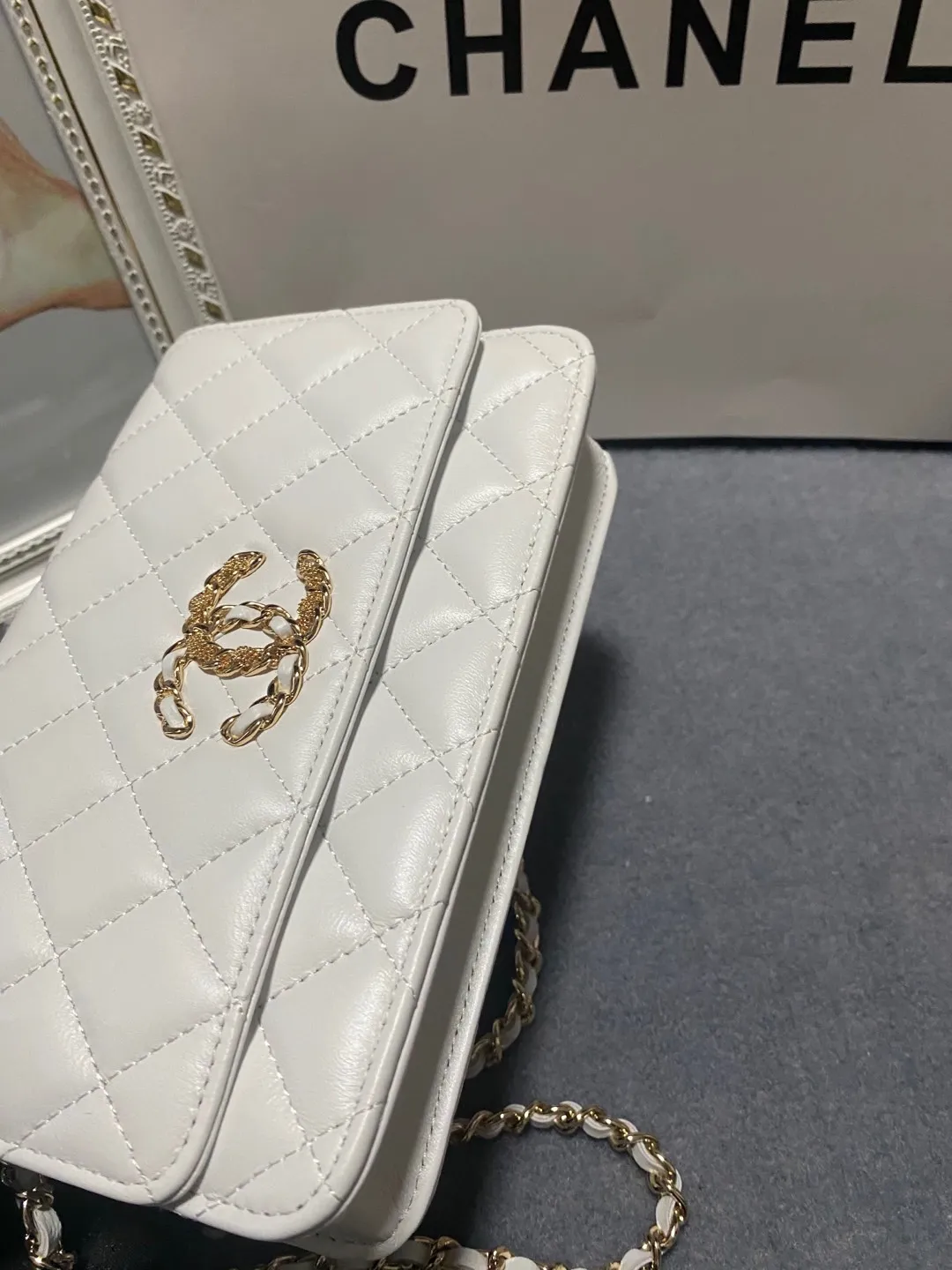 The hot model Chane AP3588 2020 new sheepskin woc, I love it so much! At first glance, you can tell that the logo is larger than the classic model. Half of it is made of leather and half of it is made of gold chain. It is very delicate. Don’t worry about the capacity. It can fit everything. Size 19cm💰800