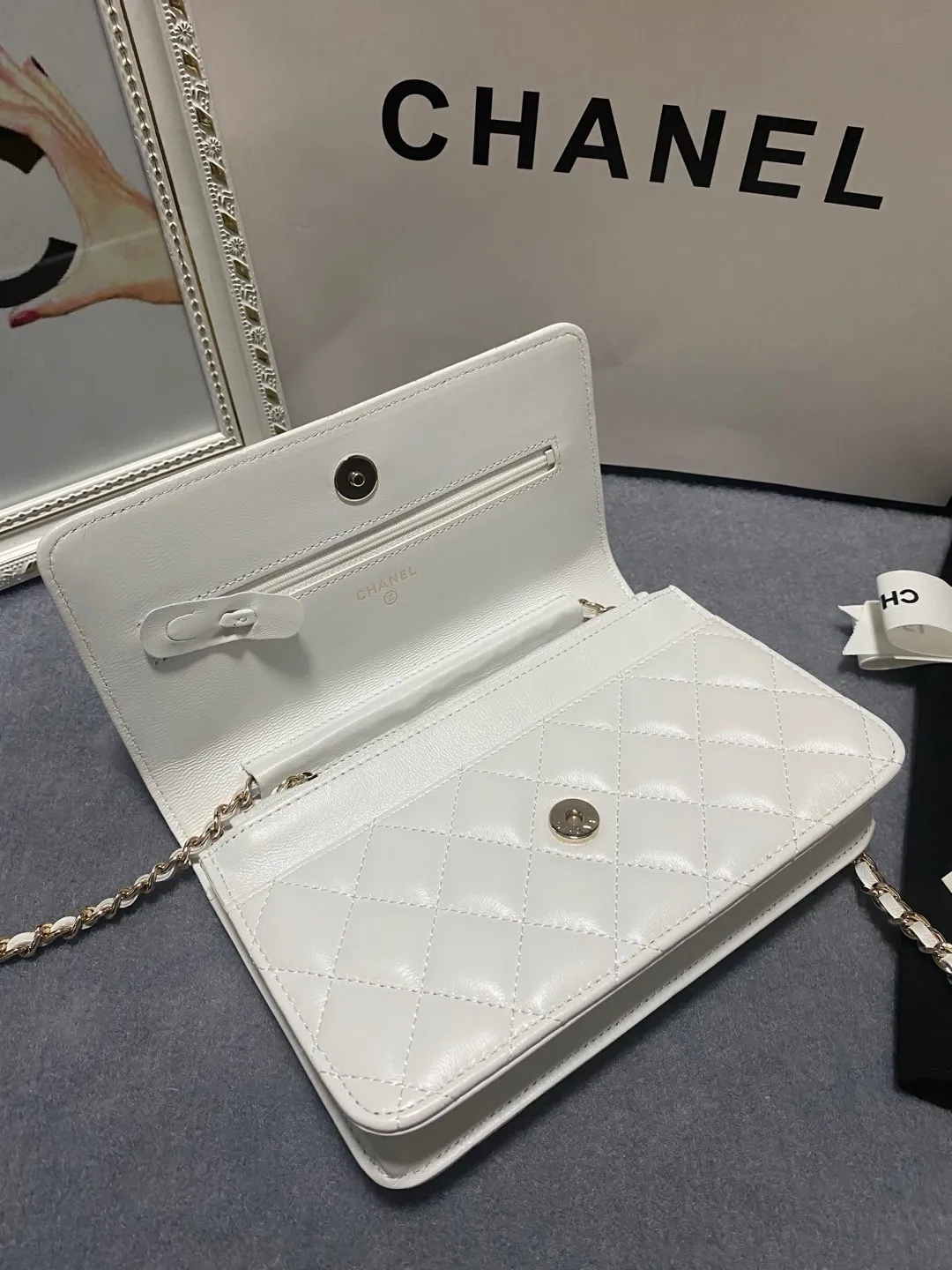 The hot model Chane AP3588 2020 new sheepskin woc, I love it so much! At first glance, you can tell that the logo is larger than the classic model. Half of it is made of leather and half of it is made of gold chain. It is very delicate. Don’t worry about the capacity. It can fit everything. Size 19cm💰800