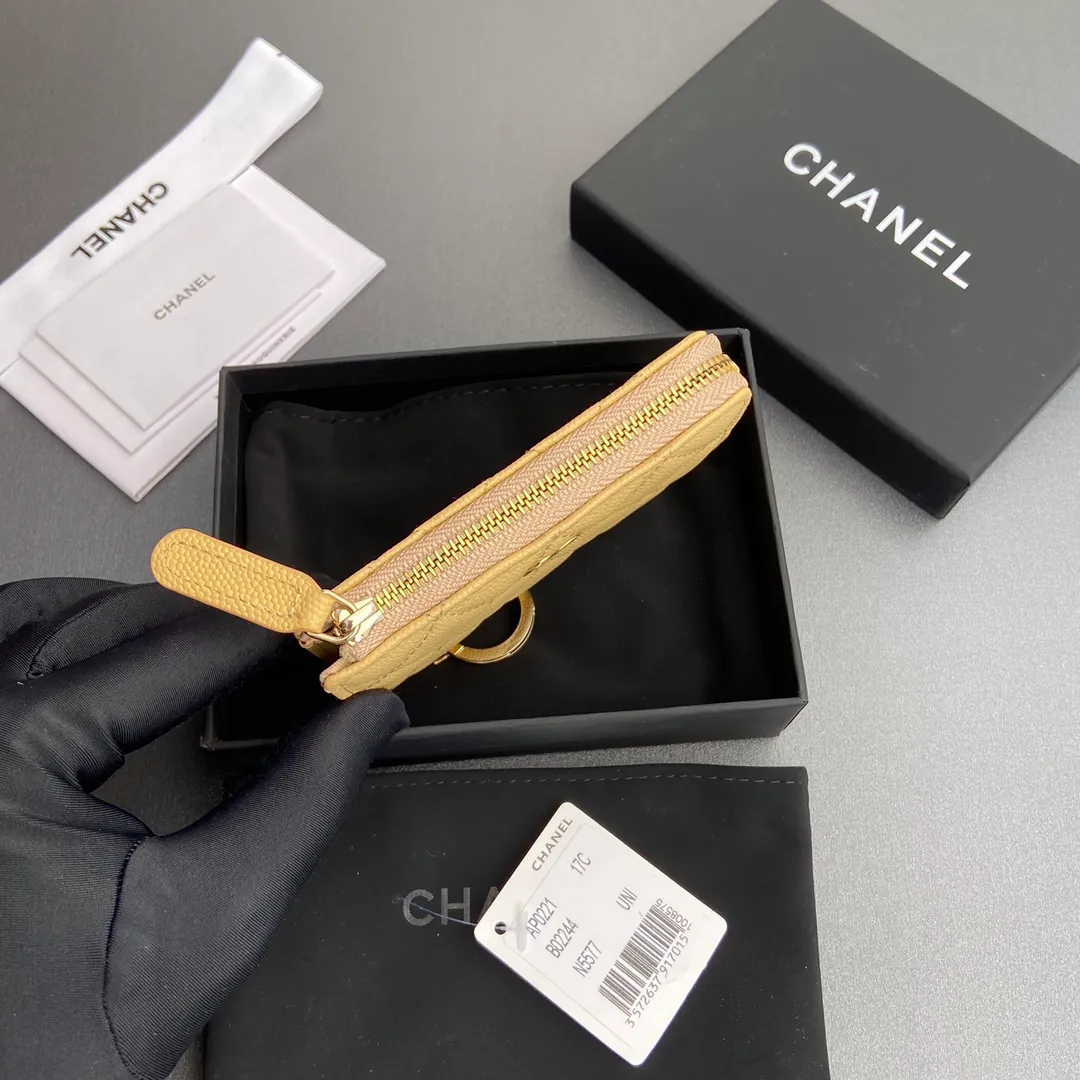 [Special grade hardware original leather] 💰320 Xiaoxiang small zipper bag card holder series Hook chain quilted card holder with iconic metal logo Gold tone metal hardware, special Italian imported leather 1 card slot wallet bag, 1 hook chain Number: 0221 Apricot ball light gold Size: w11.5×h7.5×1.5cm