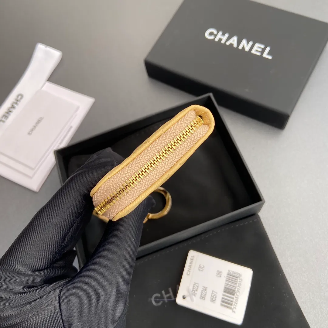 [Special grade hardware original leather] 💰320 Xiaoxiang small zipper bag card holder series Hook chain quilted card holder with iconic metal logo Gold tone metal hardware, special Italian imported leather 1 card slot wallet bag, 1 hook chain Number: 0221 Apricot ball light gold Size: w11.5×h7.5×1.5cm