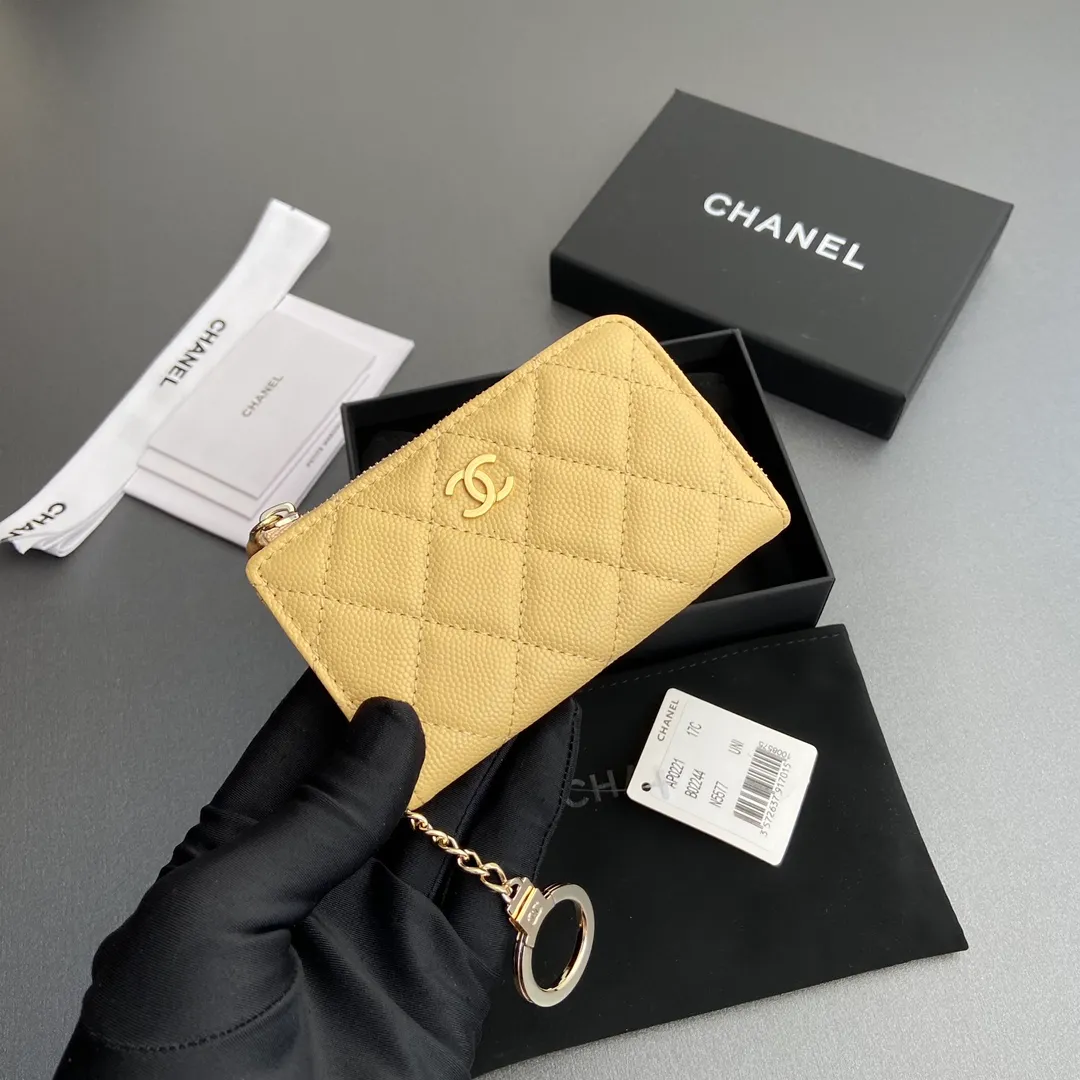 [Special grade hardware original leather] 💰320 Xiaoxiang small zipper bag card holder series Hook chain quilted card holder with iconic metal logo Gold tone metal hardware, special Italian imported leather 1 card slot wallet bag, 1 hook chain Number: 0221 Apricot ball light gold Size: w11.5×h7.5×1.5cm