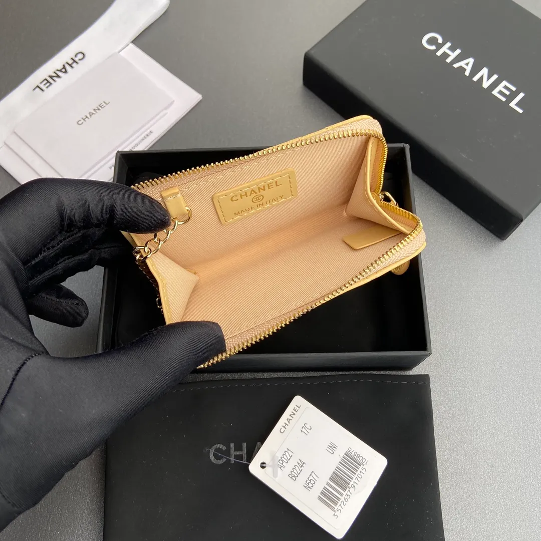 [Special grade hardware original leather] 💰320 Xiaoxiang small zipper bag card holder series Hook chain quilted card holder with iconic metal logo Gold tone metal hardware, special Italian imported leather 1 card slot wallet bag, 1 hook chain Number: 0221 Apricot ball light gold Size: w11.5×h7.5×1.5cm