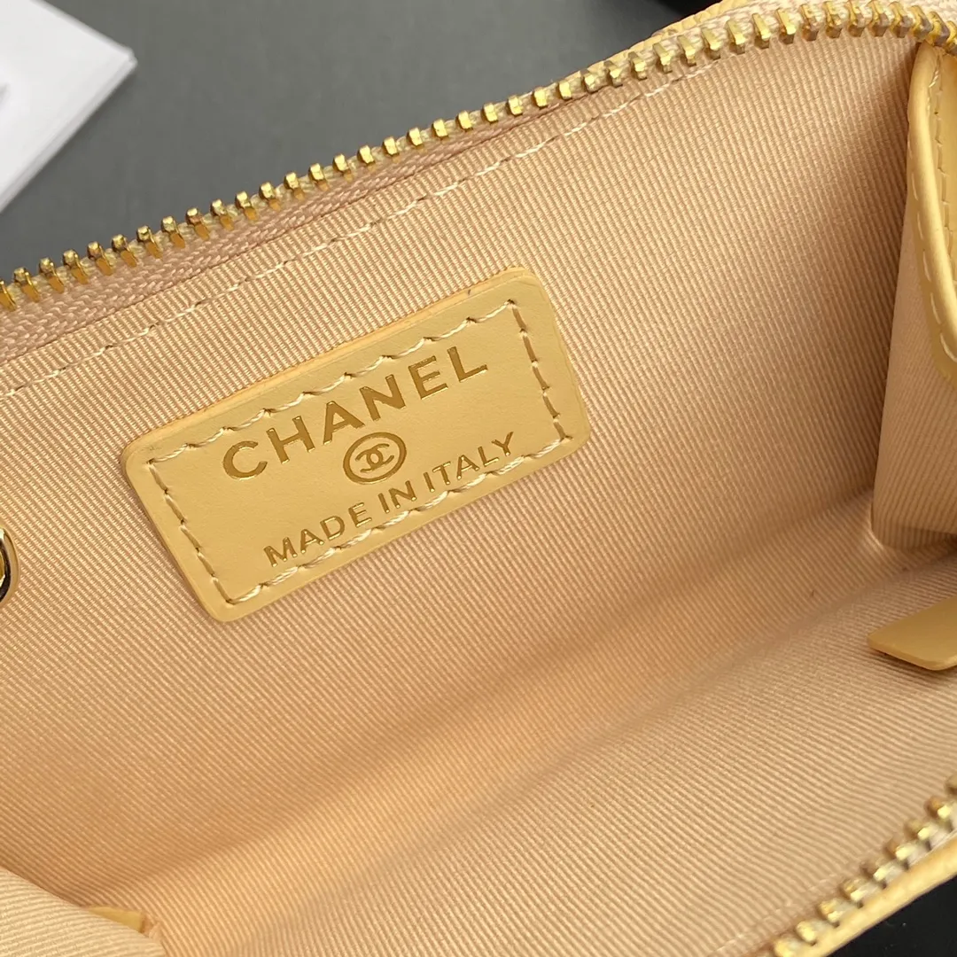[Special grade hardware original leather] 💰320 Xiaoxiang small zipper bag card holder series Hook chain quilted card holder with iconic metal logo Gold tone metal hardware, special Italian imported leather 1 card slot wallet bag, 1 hook chain Number: 0221 Apricot ball light gold Size: w11.5×h7.5×1.5cm
