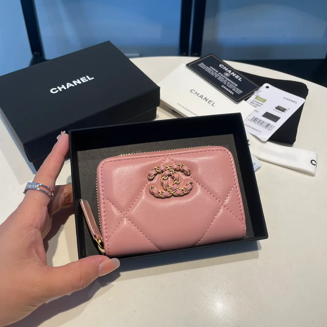 💰300😊 Upgraded version💋🆕 Ohanel new color🆕The latest zipper card holder, the texture of goatskin is invincible 😼The 19 series mainly promoted this season is the big rhombus, with a strong retro style👝Is there anyone who wants to buy each color🧸 The logo is eye-catching and unique, the goatskin has a light luster, and the temperament instantly ups and downs❣The fashionable style and style are also jointly created by Karl and Viard. The first series launched by the new artistic director will be a key recommendation of the brand from this year to next year, conveying the essence of the brand, with a full set of packaging 0945🍃size: 11.5*8cm