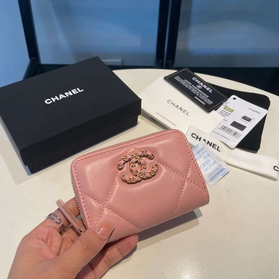 💰300😊 Upgraded version💋🆕 Ohanel new color🆕The latest zipper card holder, the texture of goatskin is invincible 😼The 19 series mainly promoted this season is the big rhombus, with a strong retro style👝Is there anyone who wants to buy each color🧸 The logo is eye-catching and unique, the goatskin has a light luster, and the temperament instantly ups and downs❣The fashionable style and style are also jointly created by Karl and Viard. The first series launched by the new artistic director will be a key recommendation of the brand from this year to next year, conveying the essence of the brand, with a full set of packaging 0945🍃size: 11.5*8cm