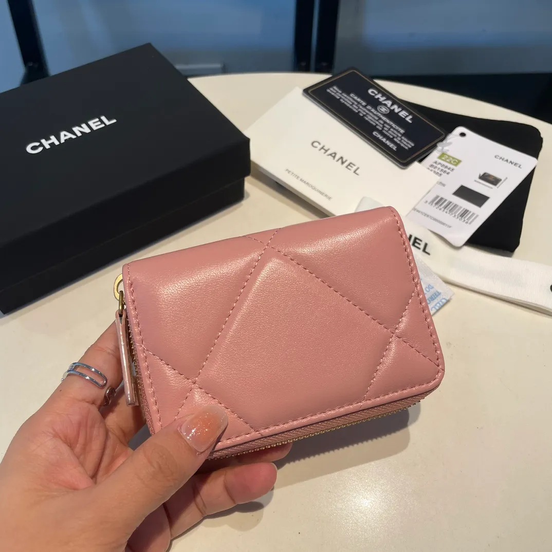 💰300😊 Upgraded version💋🆕 Ohanel new color🆕The latest zipper card holder, the texture of goatskin is invincible 😼The 19 series mainly promoted this season is the big rhombus, with a strong retro style👝Is there anyone who wants to buy each color🧸 The logo is eye-catching and unique, the goatskin has a light luster, and the temperament instantly ups and downs❣The fashionable style and style are also jointly created by Karl and Viard. The first series launched by the new artistic director will be a key recommendation of the brand from this year to next year, conveying the essence of the brand, with a full set of packaging 0945🍃size: 11.5*8cm