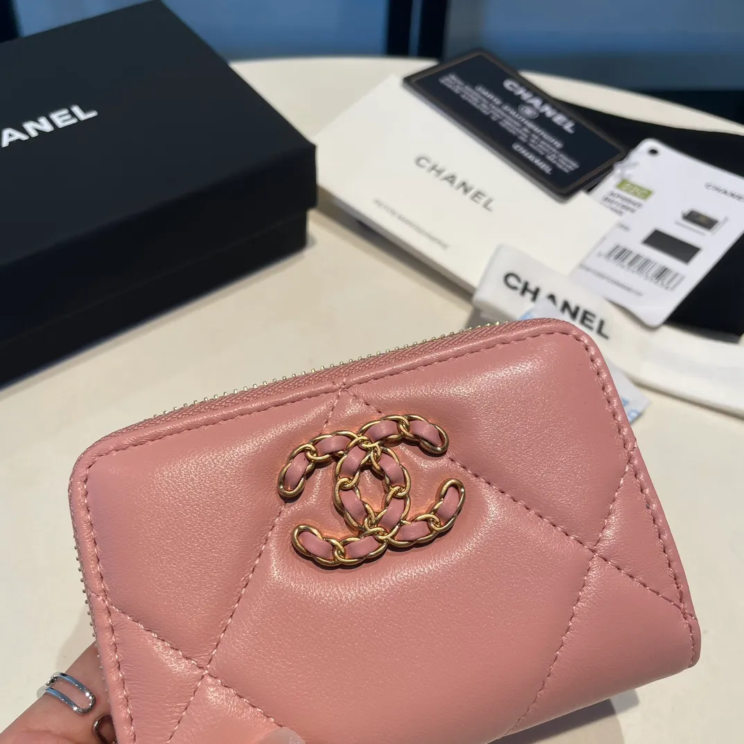 💰300😊 Upgraded version💋🆕 Ohanel new color🆕The latest zipper card holder, the texture of goatskin is invincible 😼The 19 series mainly promoted this season is the big rhombus, with a strong retro style👝Is there anyone who wants to buy each color🧸 The logo is eye-catching and unique, the goatskin has a light luster, and the temperament instantly ups and downs❣The fashionable style and style are also jointly created by Karl and Viard. The first series launched by the new artistic director will be a key recommendation of the brand from this year to next year, conveying the essence of the brand, with a full set of packaging 0945🍃size: 11.5*8cm