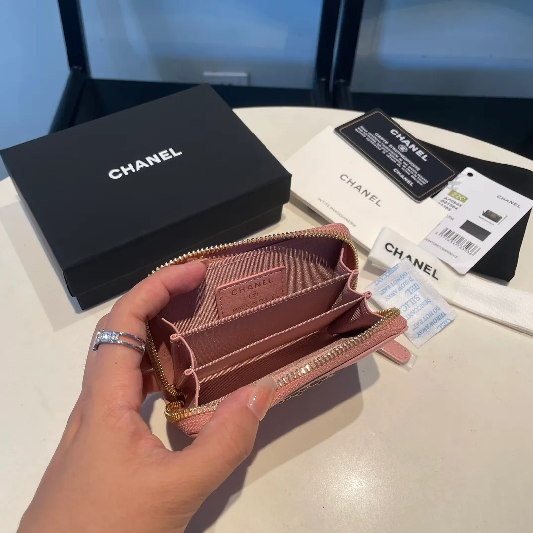 💰300😊 Upgraded version💋🆕 Ohanel new color🆕The latest zipper card holder, the texture of goatskin is invincible 😼The 19 series mainly promoted this season is the big rhombus, with a strong retro style👝Is there anyone who wants to buy each color🧸 The logo is eye-catching and unique, the goatskin has a light luster, and the temperament instantly ups and downs❣The fashionable style and style are also jointly created by Karl and Viard. The first series launched by the new artistic director will be a key recommendation of the brand from this year to next year, conveying the essence of the brand, with a full set of packaging 0945🍃size: 11.5*8cm