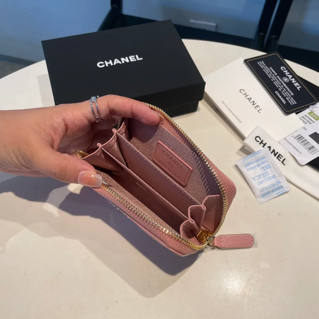 💰300😊 Upgraded version💋🆕 Ohanel new color🆕The latest zipper card holder, the texture of goatskin is invincible 😼The 19 series mainly promoted this season is the big rhombus, with a strong retro style👝Is there anyone who wants to buy each color🧸 The logo is eye-catching and unique, the goatskin has a light luster, and the temperament instantly ups and downs❣The fashionable style and style are also jointly created by Karl and Viard. The first series launched by the new artistic director will be a key recommendation of the brand from this year to next year, conveying the essence of the brand, with a full set of packaging 0945🍃size: 11.5*8cm