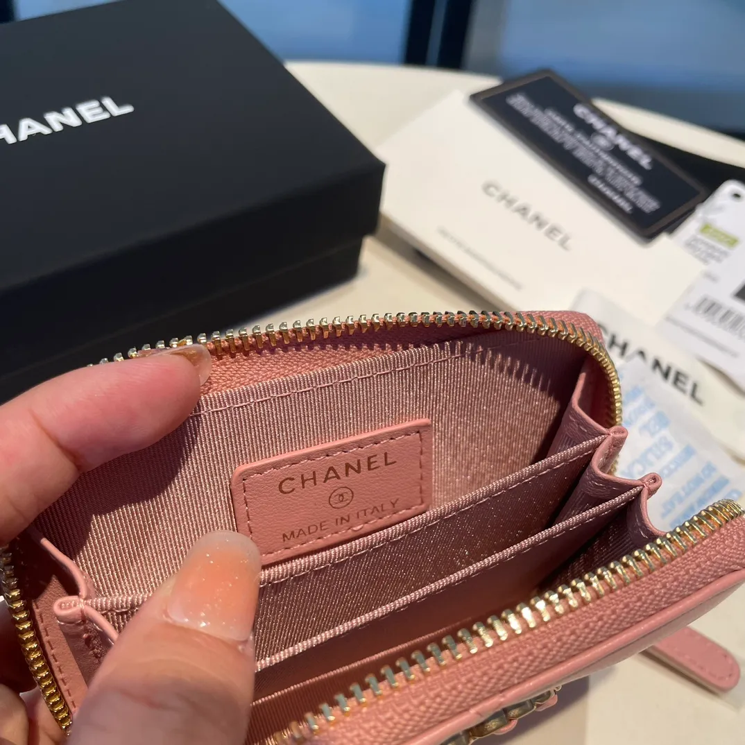 💰300😊 Upgraded version💋🆕 Ohanel new color🆕The latest zipper card holder, the texture of goatskin is invincible 😼The 19 series mainly promoted this season is the big rhombus, with a strong retro style👝Is there anyone who wants to buy each color🧸 The logo is eye-catching and unique, the goatskin has a light luster, and the temperament instantly ups and downs❣The fashionable style and style are also jointly created by Karl and Viard. The first series launched by the new artistic director will be a key recommendation of the brand from this year to next year, conveying the essence of the brand, with a full set of packaging 0945🍃size: 11.5*8cm