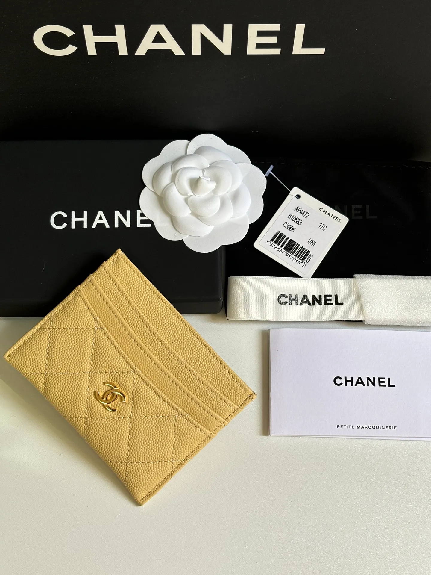 💰240 new product CH@NEL card holder has arrived💦This card holder adds a few more card slots based on the old model, making it more practical. It has original quality and beautiful details. Model No. AP8944, size 11*8*1cm.