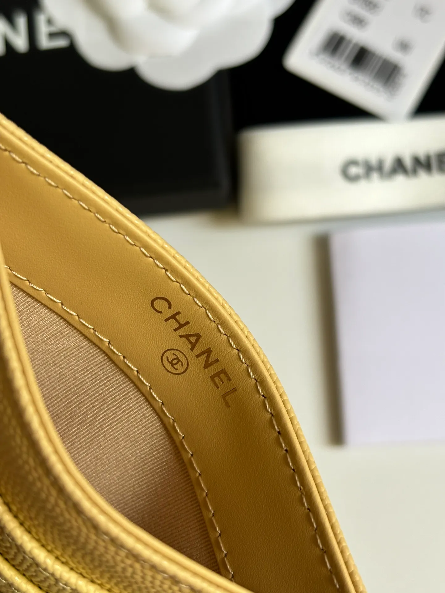 💰240 new product CH@NEL card holder has arrived💦This card holder adds a few more card slots based on the old model, making it more practical. It has original quality and beautiful details. Model No. AP8944, size 11*8*1cm.