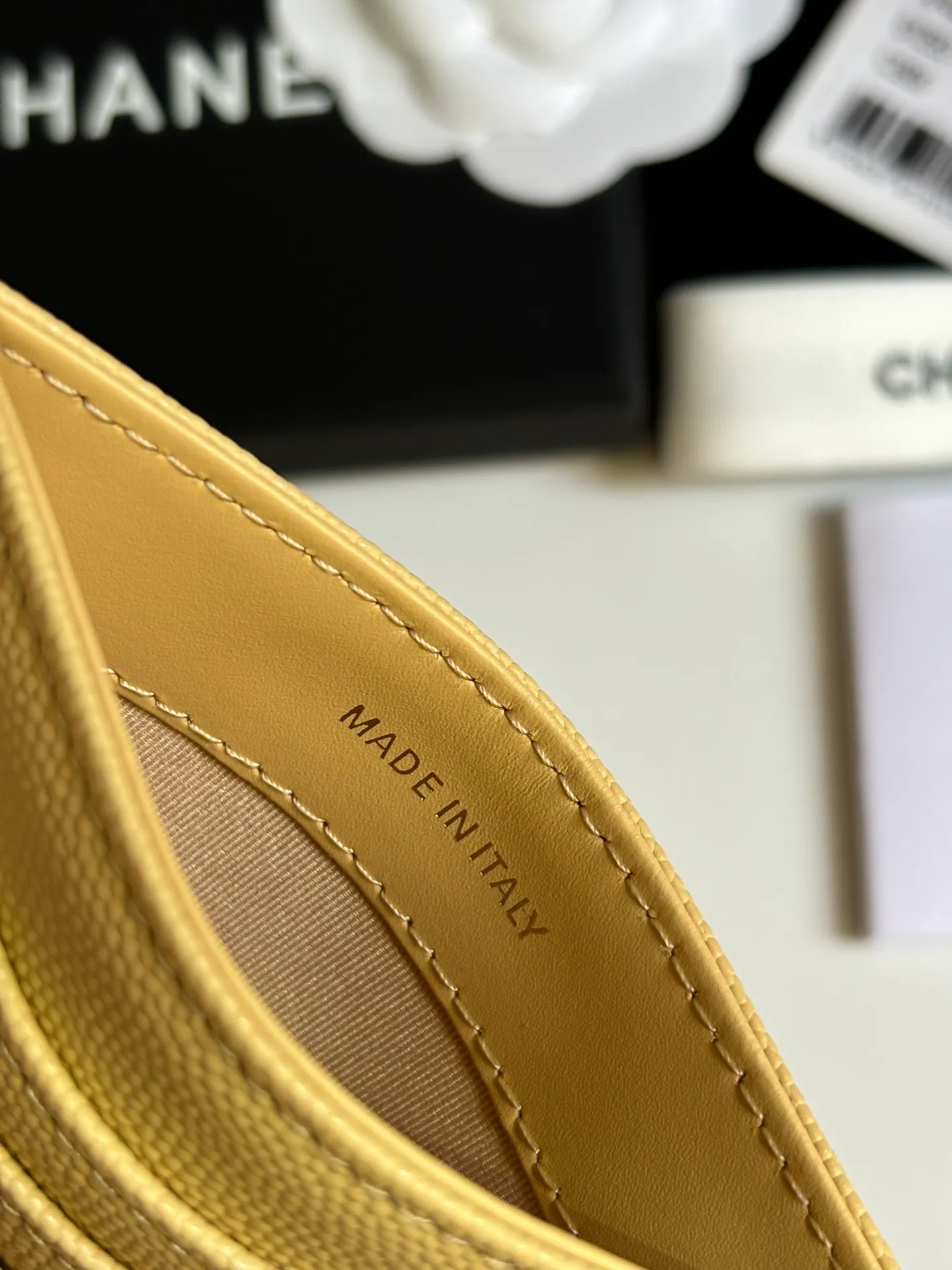 💰240 new product CH@NEL card holder has arrived💦This card holder adds a few more card slots based on the old model, making it more practical. It has original quality and beautiful details. Model No. AP8944, size 11*8*1cm.