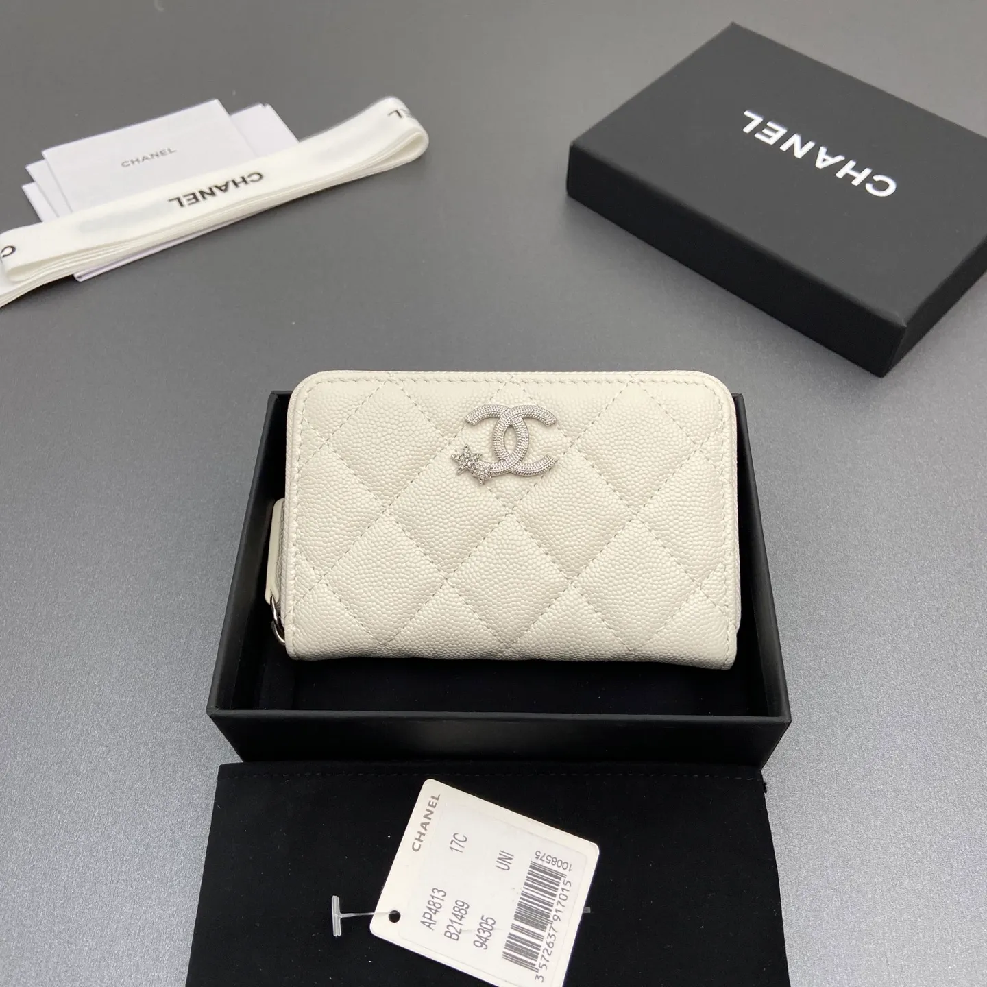 25b new series caviar cowhide with stars ⭐logo shiny blingblibg~zipper bag card holder series 6 card slots, 1 zipper bag Item number: A 4813 Price: 360 Size: w13×h8.5×d2cm Color: white fine ball pattern silver star hardware