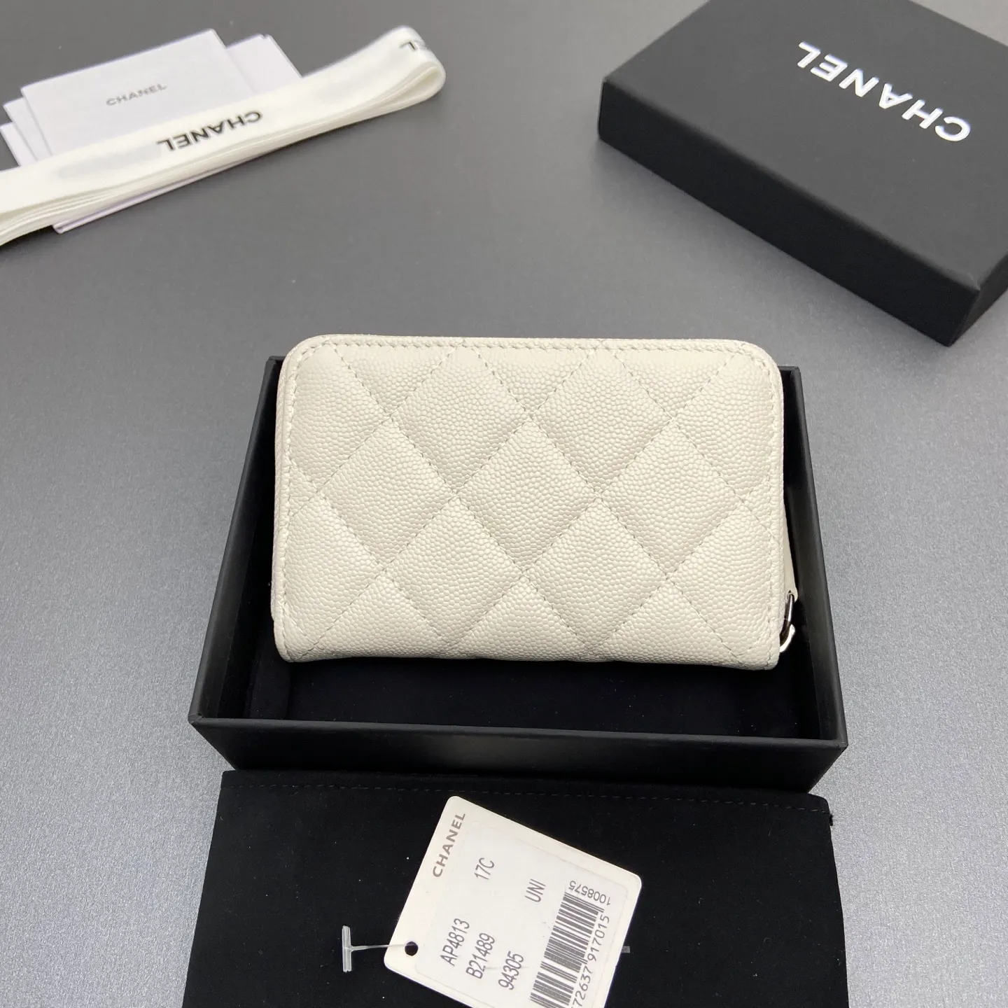 25b new series caviar cowhide with stars ⭐logo shiny blingblibg~zipper bag card holder series 6 card slots, 1 zipper bag Item number: A 4813 Price: 360 Size: w13×h8.5×d2cm Color: white fine ball pattern silver star hardware