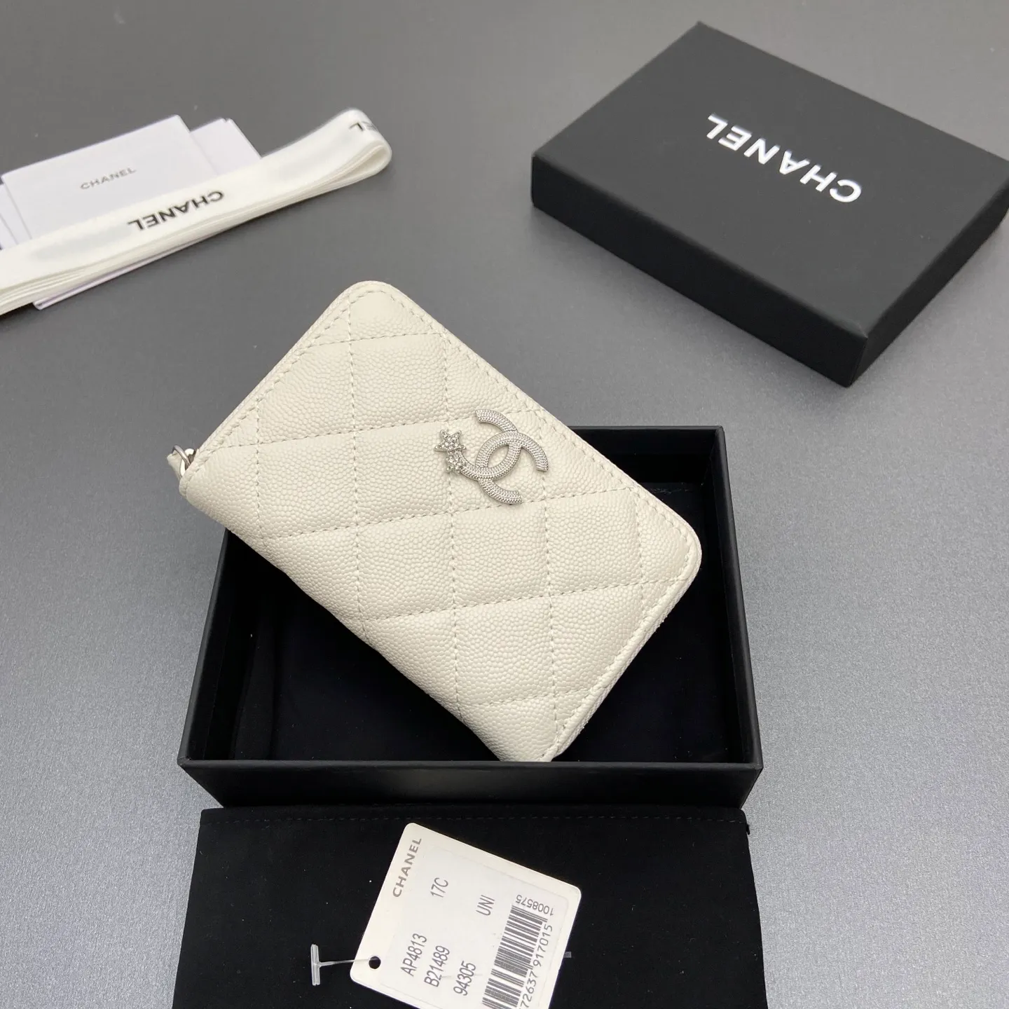 25b new series caviar cowhide with stars ⭐logo shiny blingblibg~zipper bag card holder series 6 card slots, 1 zipper bag Item number: A 4813 Price: 360 Size: w13×h8.5×d2cm Color: white fine ball pattern silver star hardware