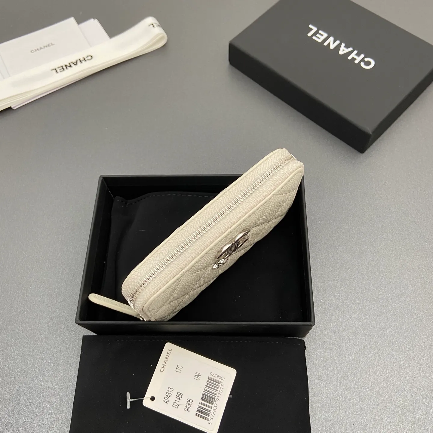 25b new series caviar cowhide with stars ⭐logo shiny blingblibg~zipper bag card holder series 6 card slots, 1 zipper bag Item number: A 4813 Price: 360 Size: w13×h8.5×d2cm Color: white fine ball pattern silver star hardware